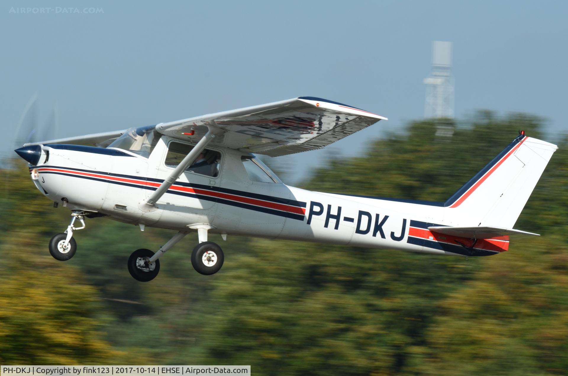 PH-DKJ, Reims F150M C/N 1347, Cessna150 departing