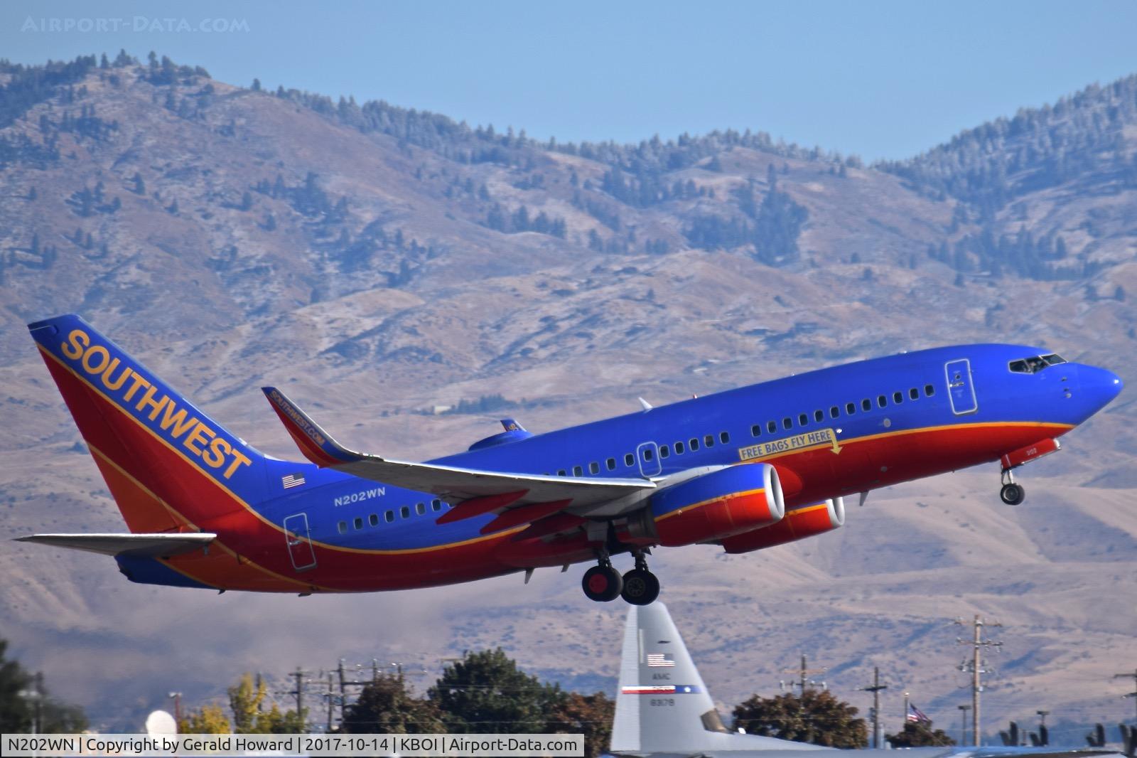 N202WN, 2005 Boeing 737-7H4 C/N 33999, Departing RWY 10R.