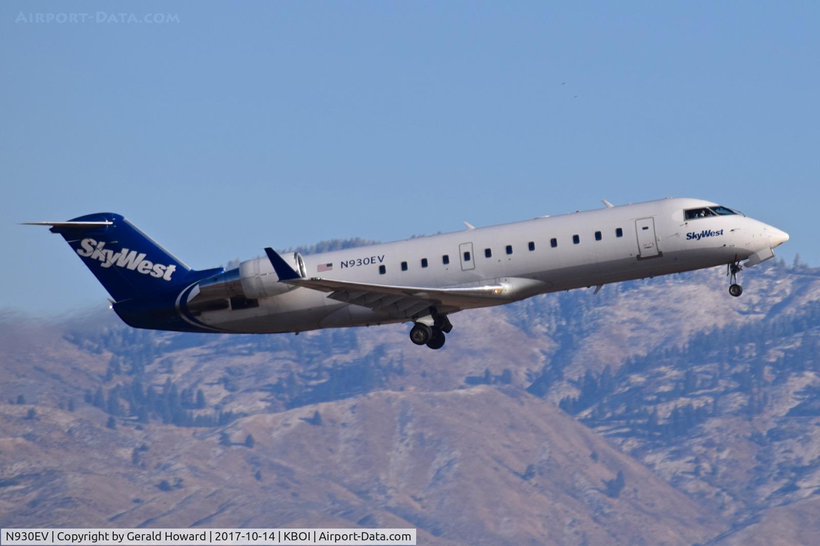 N930EV, 2005 Bombardier CRJ-200ER (CL-600-2B19) C/N 8014, Take off from RWY 10R.