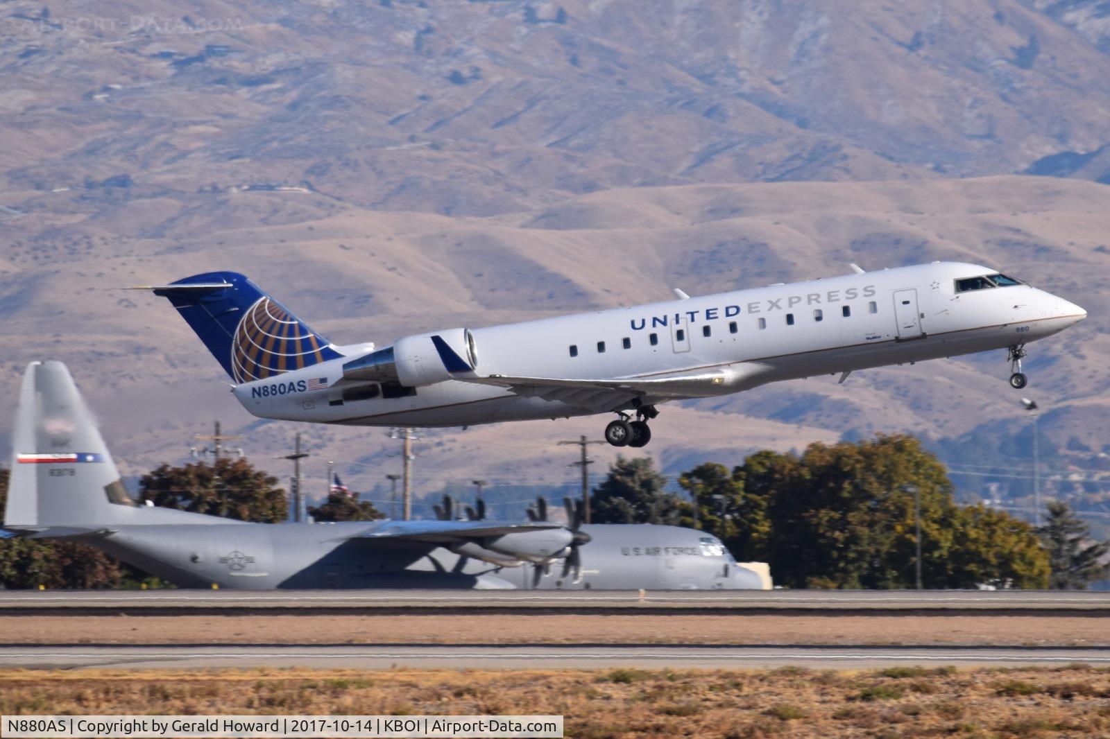 N880AS, 2002 Bombardier CRJ-200ER (CL-600-2B19) C/N 7606, Departing RWY 10R.