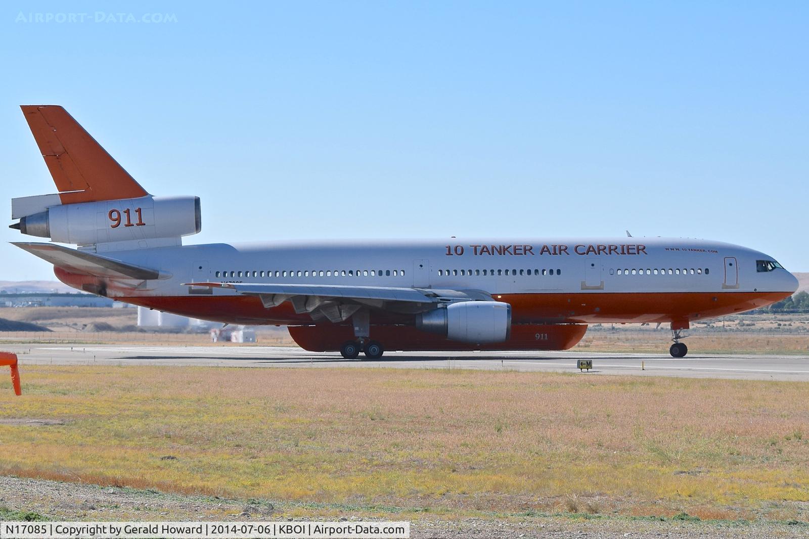 N17085, 1975 McDonnell Douglas DC-10-30 C/N 47957, Turning onto RWY 28L.