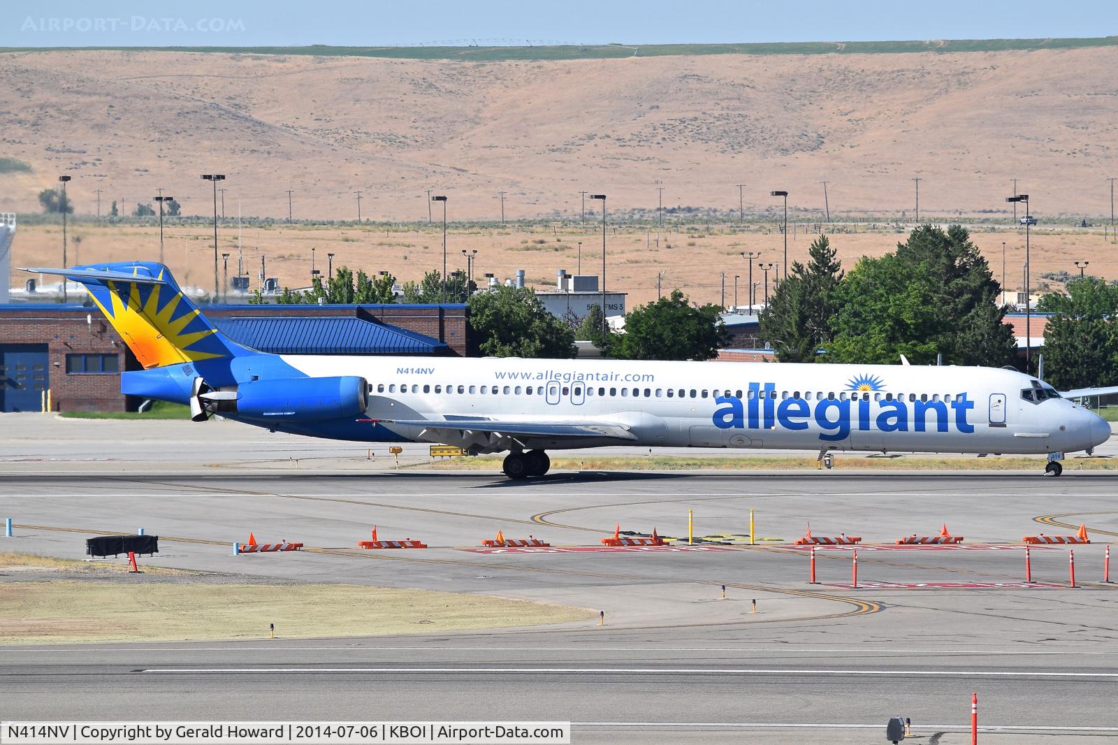 N414NV, 1989 McDonnell Douglas MD-88 C/N 49766, Landing roll out on RWY 28L.