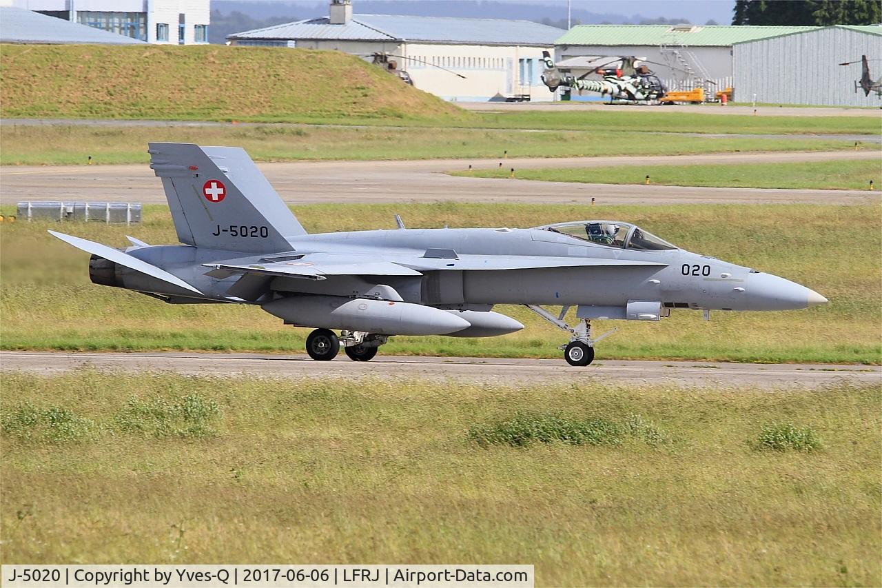 J-5020, McDonnell Douglas F/A-18C Hornet C/N 1369/SFC020, Swiss Air Force McDonnell Douglas FA-18C Hornet, Landing rwy 26, Landivisiau Naval Air Base (LFRJ) Tiger Meet 2017
