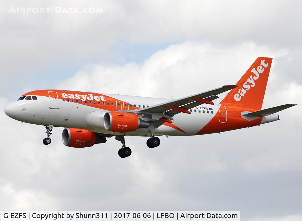 G-EZFS, 2009 Airbus A319-111 C/N 4129, Landing rwy 32L in new c/s