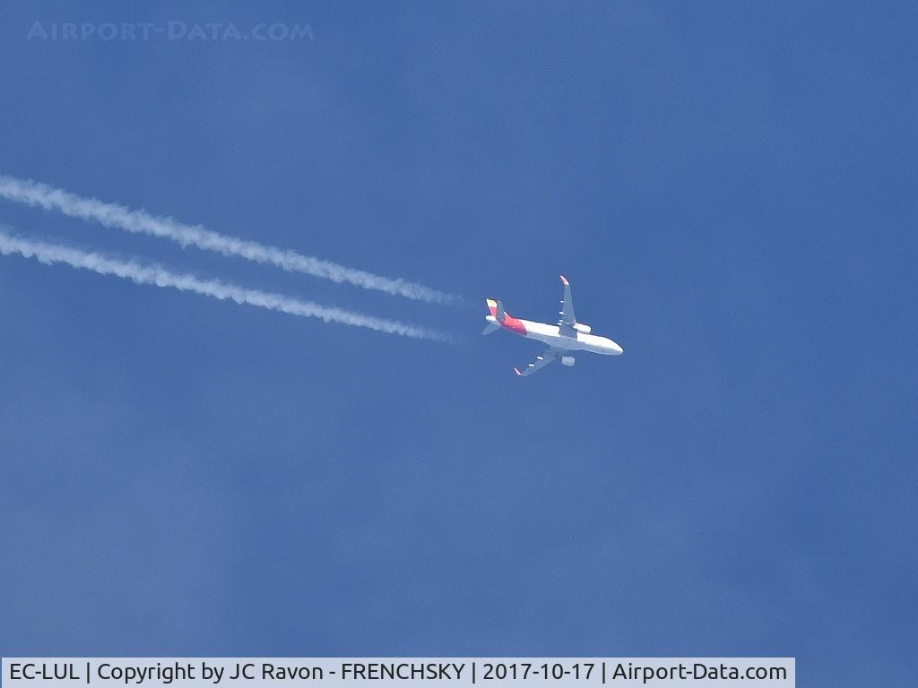 EC-LUL, 2013 Airbus A320-216 C/N 5486, overflying Bordeaux airport, IB3314 /IBE33VD Madrid to Stockholm, level 360