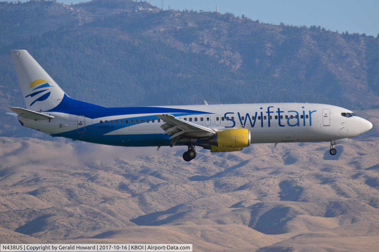 N438US, 1990 Boeing 737-4B7 C/N 24560, Landing RWY 10L. Sporting new colors!