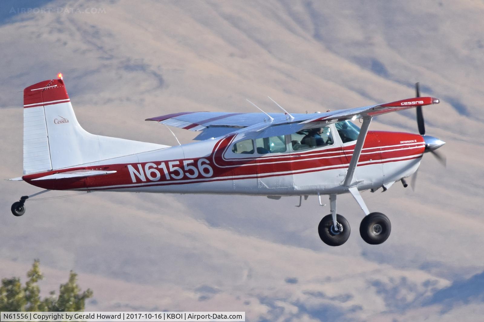 N61556, 1981 Cessna A185F Skywagon 185 C/N 18504230, Landing RWY 10R.