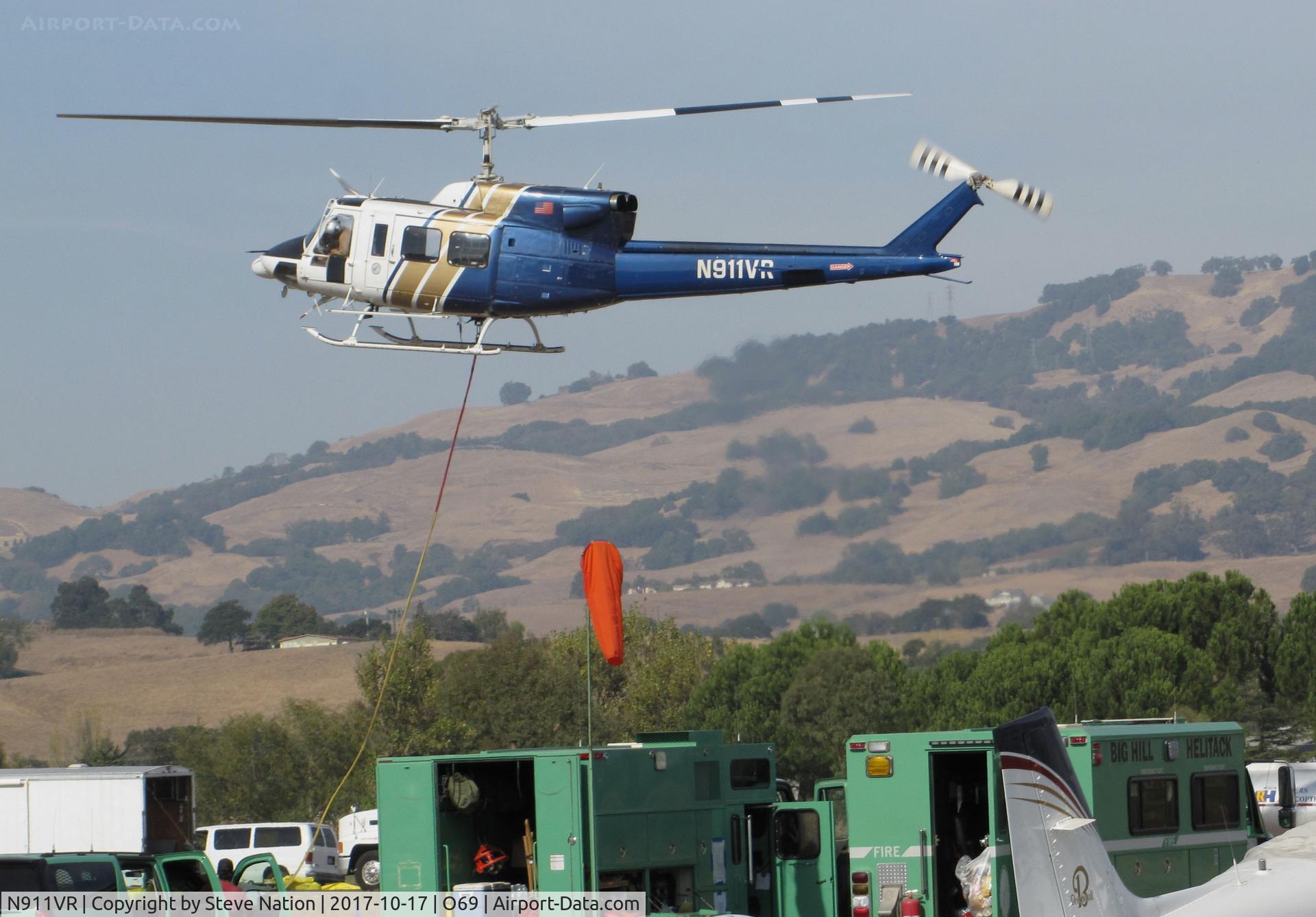 N911VR, 1980 Bell 212 C/N 30998, Rogers Helicopters (Fresno, CA) 1980 Bell 212 in hover at Petaluma Municipal Airport, CA temporary home base before leaving to make water drops on the devastating October 2017 Northern California wildfires
