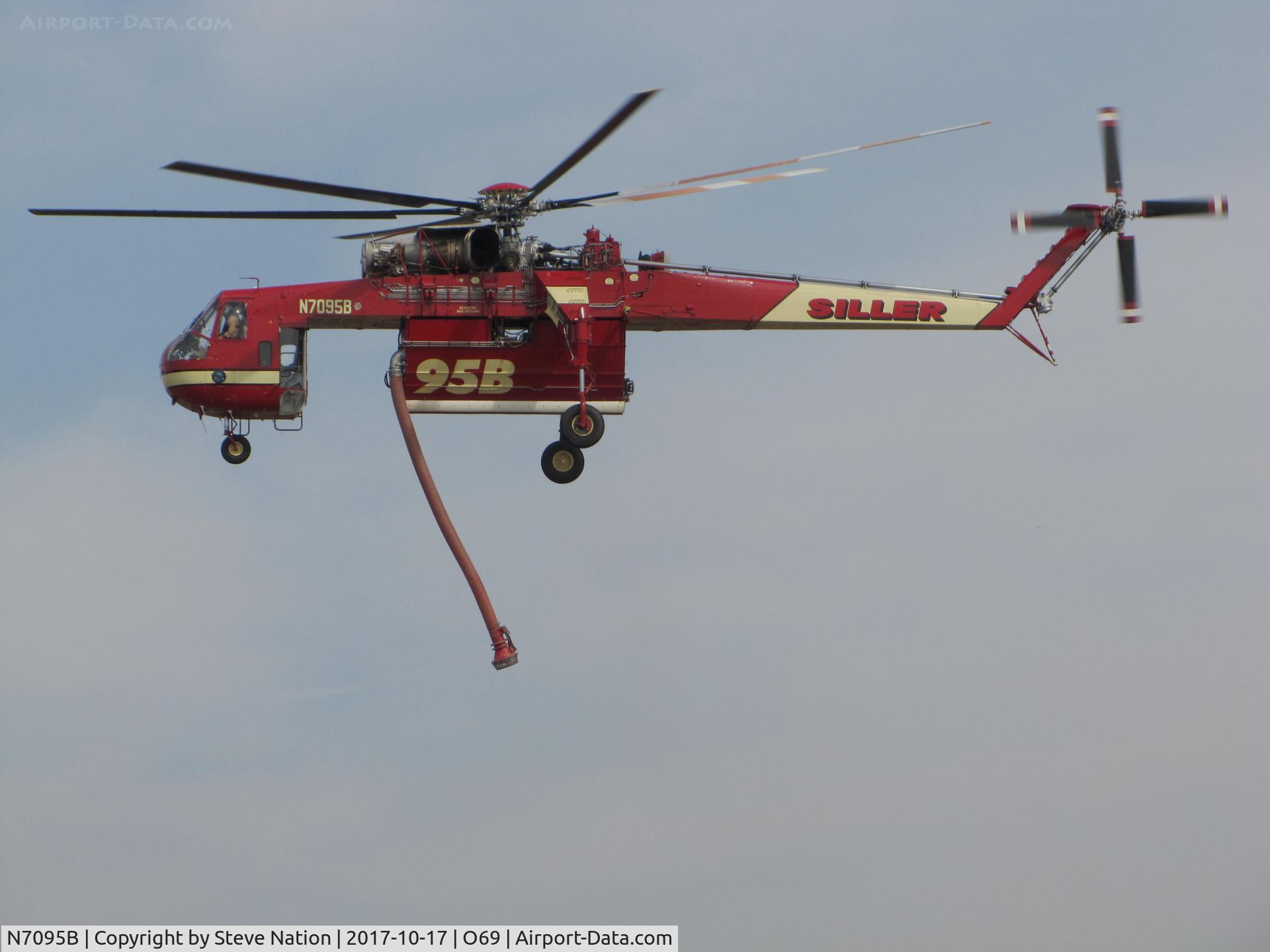 N7095B, 1967 Sikorsky CH-54A Tarhe C/N 64.032, Siller Helicopters (Yuba City, CA) 1964 Sikorsky CH-54A leaving Petaluma Municipal Airport, CA temporary home base to make water drops on the devastating October 2017 Northern California wildfires