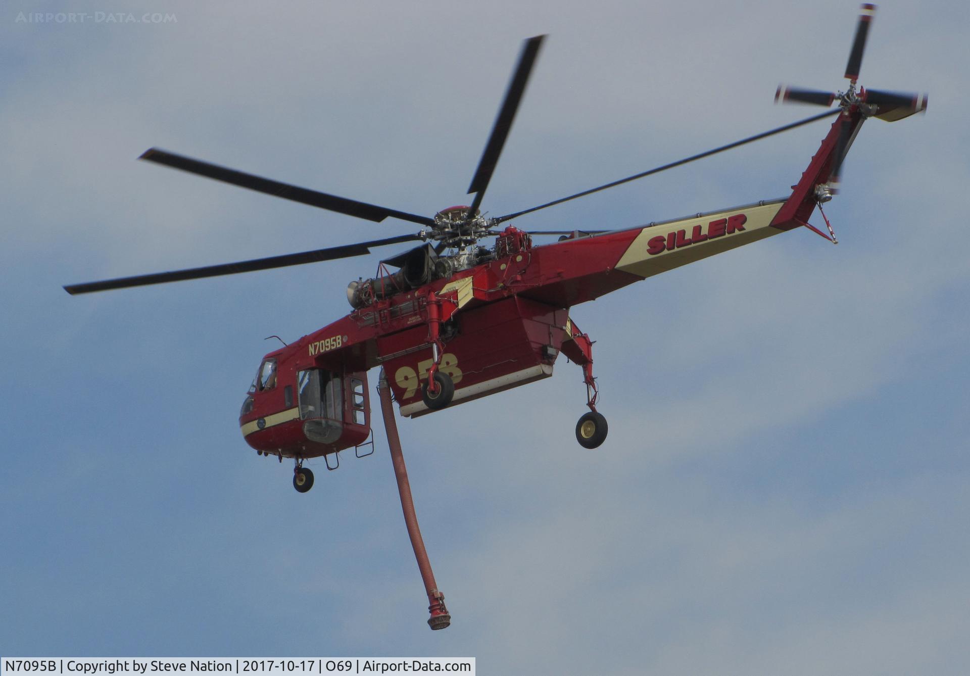 N7095B, 1967 Sikorsky CH-54A Tarhe C/N 64.032, Siller Helicopters (Yuba City, CA) 1964 Sikorsky CH-54A leaving Petaluma Municipal Airport, CA temporary home base to make water drops on the devastating October 2017 Northern California wildfires