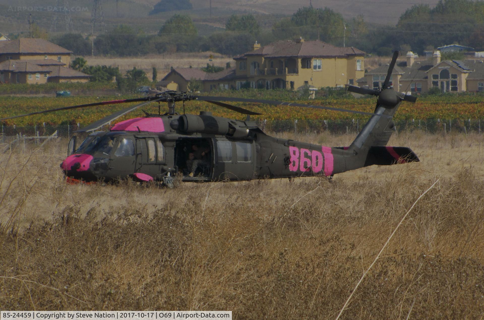 85-24459, 1985 Sikorsky UH-60L Black Hawk C/N 70:0941, Army National Guard 1985 Sikorsky UH-60L Black Hawk (0-24459) as TANKER 860 resting at Petaluma Municipal Airport, CA temporary home base between making water drops on the devastating October 2017 Northern California wildfires