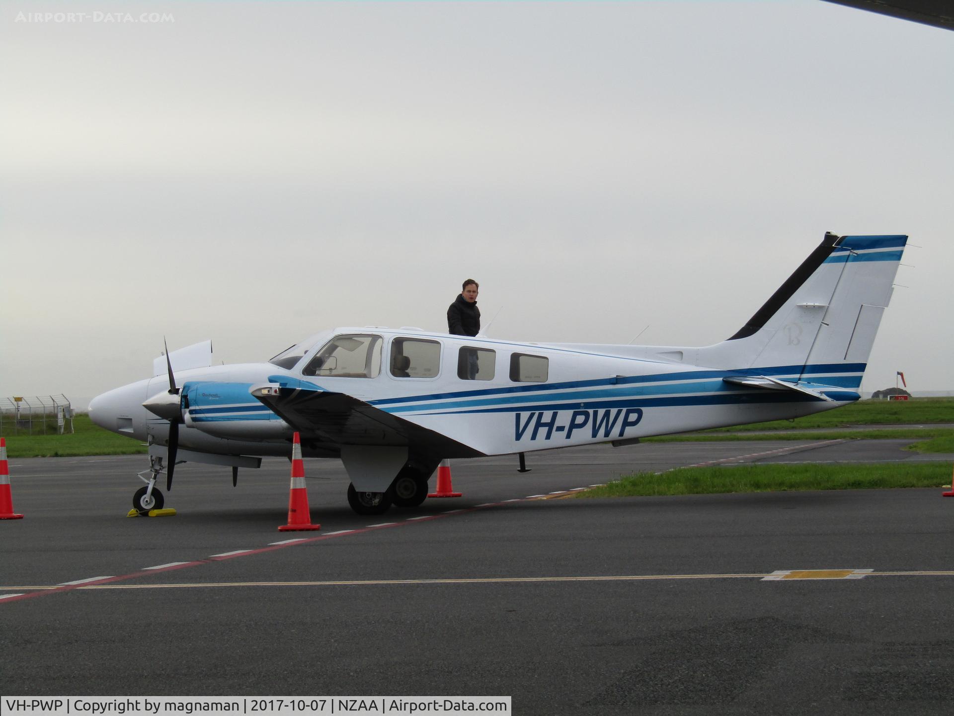 VH-PWP, Raytheon Aircraft Company G58 Baron C/N TH-2172, about to pop over to ardmore