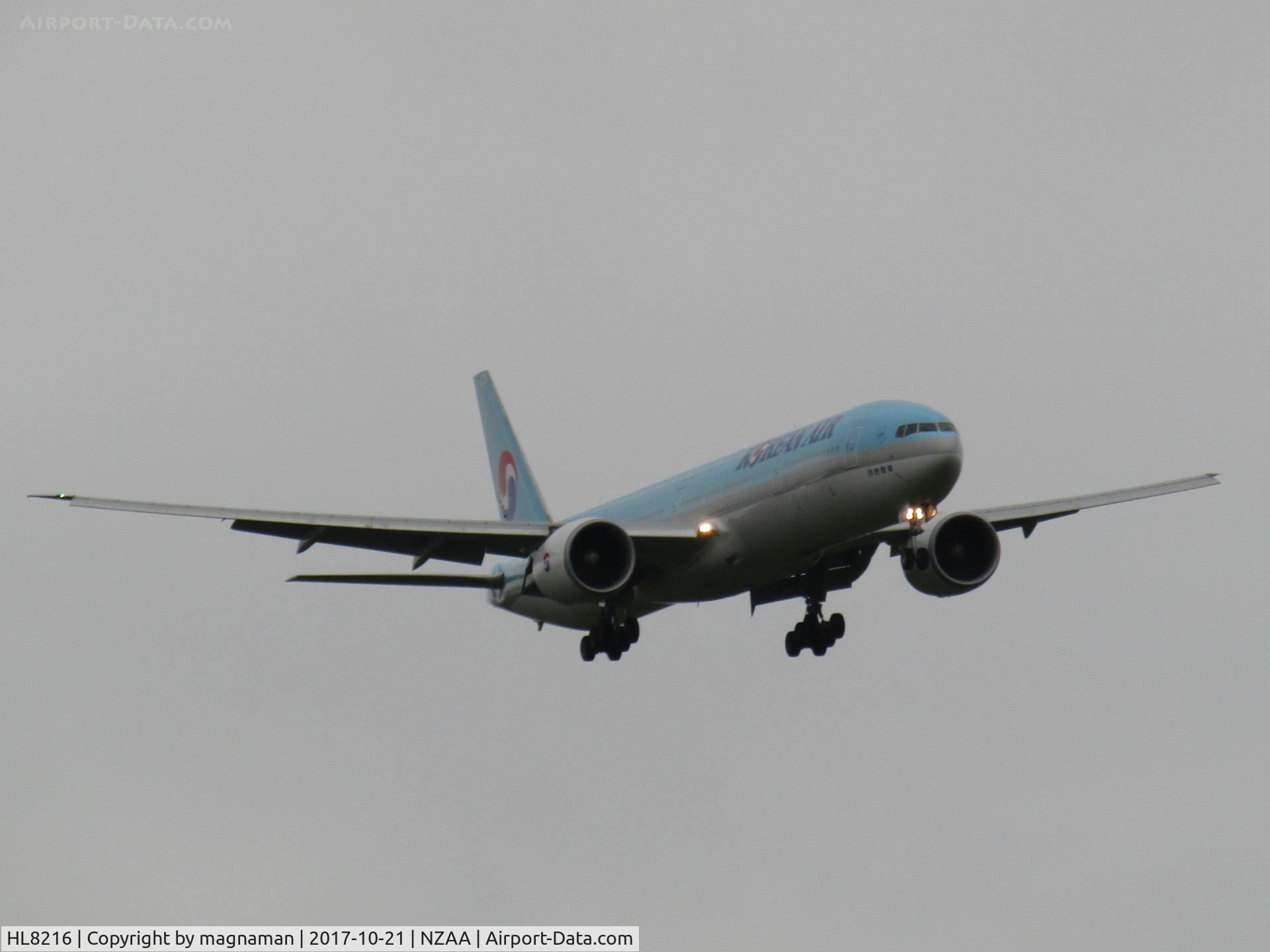 HL8216, 2011 Boeing 777-3B5/ER C/N 37647, on finals