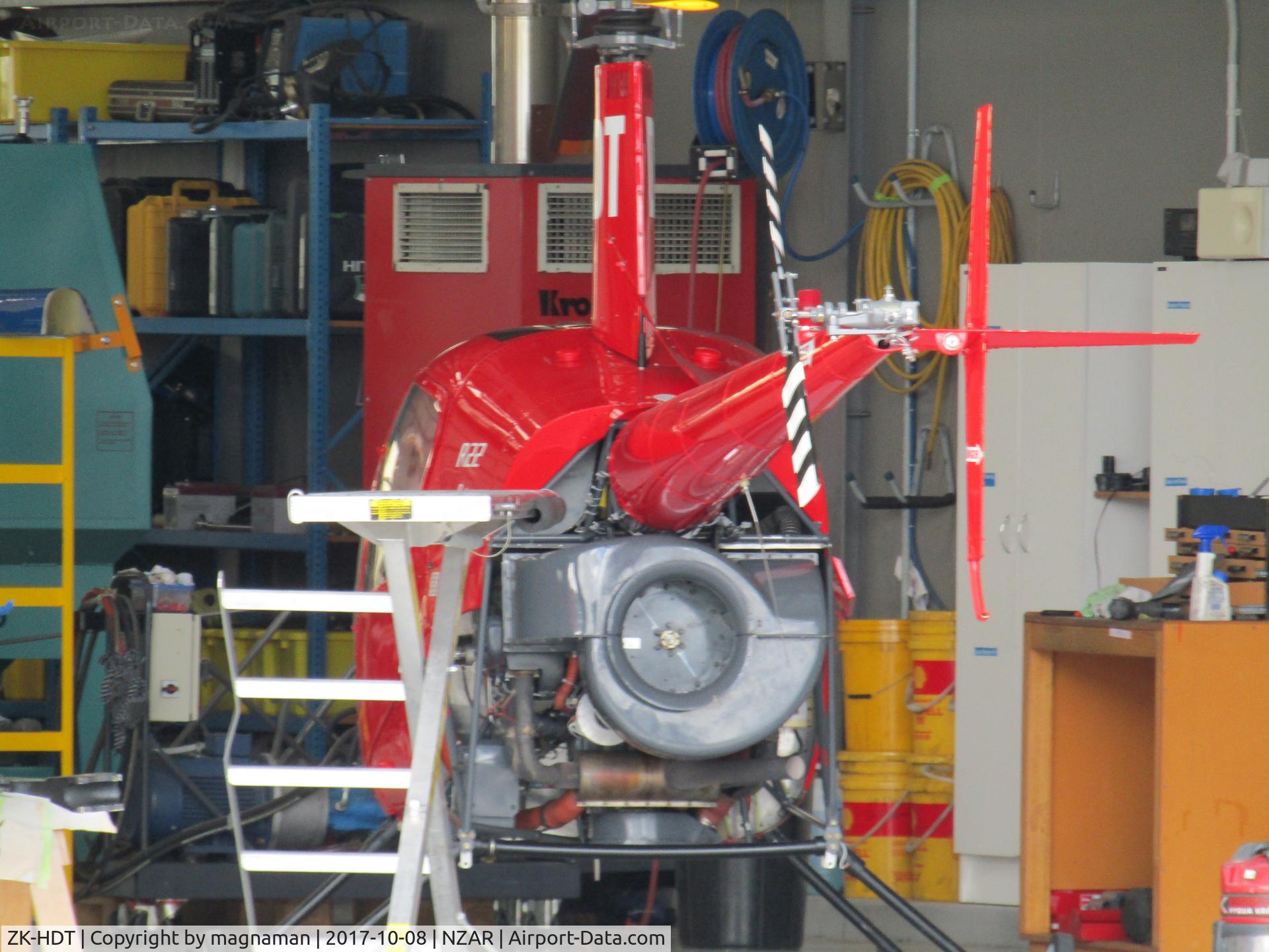 ZK-HDT, Robinson R44 II C/N 10059, in heliflite hangar