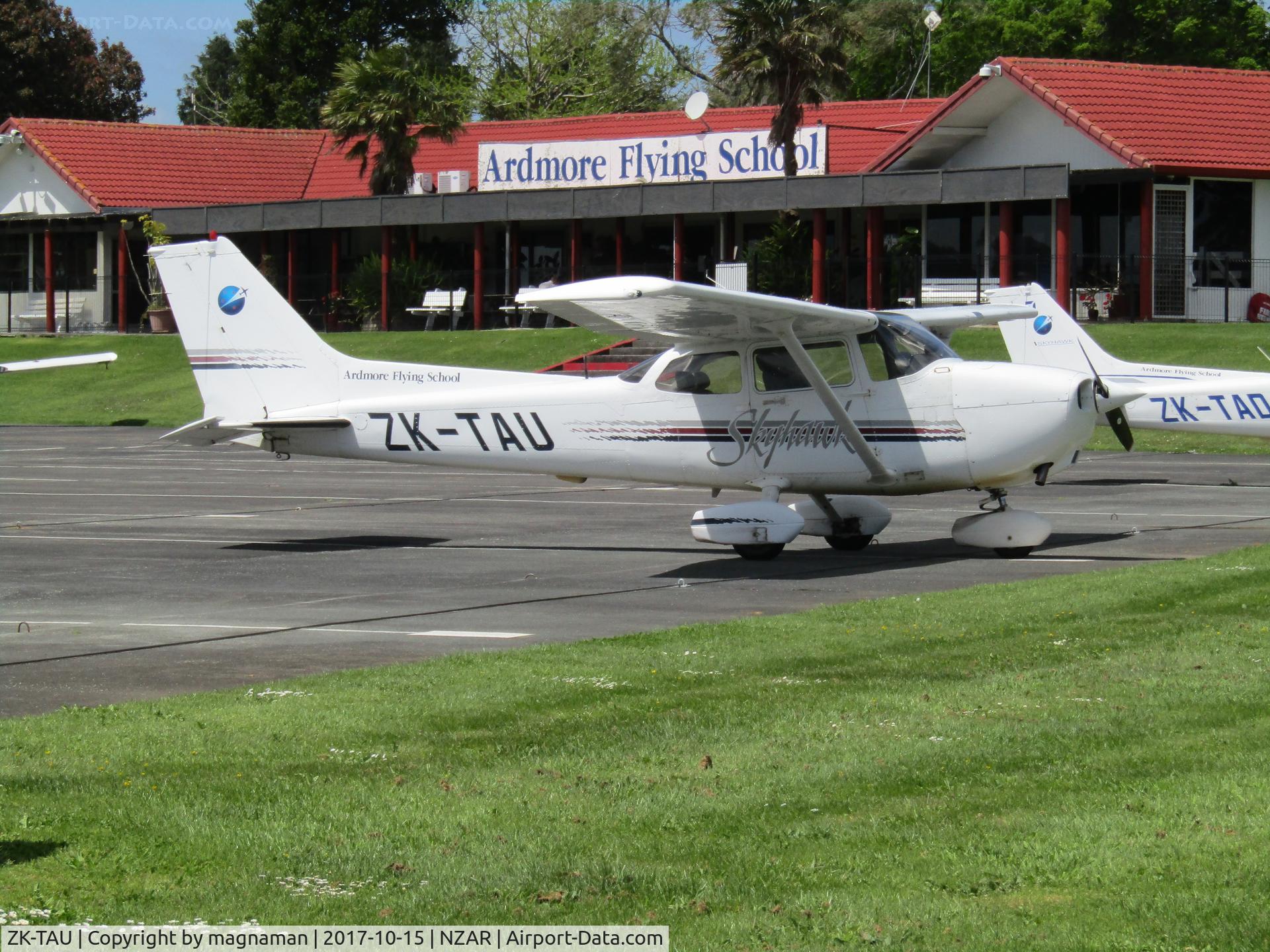 ZK-TAU, Cessna 172R C/N 17280637, flying school spam can