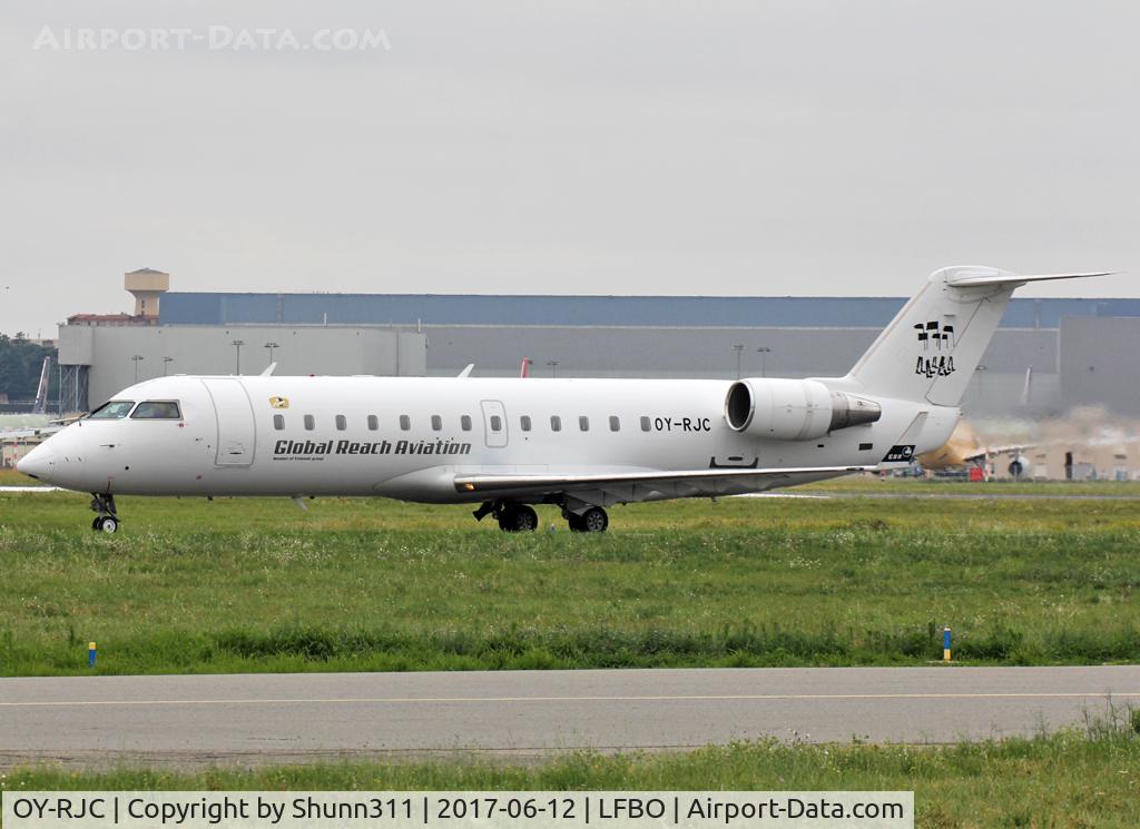 OY-RJC, 1993 Canadair CRJ-100LR (CL-600-2B19) C/N 7015, Taxiing holding point rwy 32R for departure...