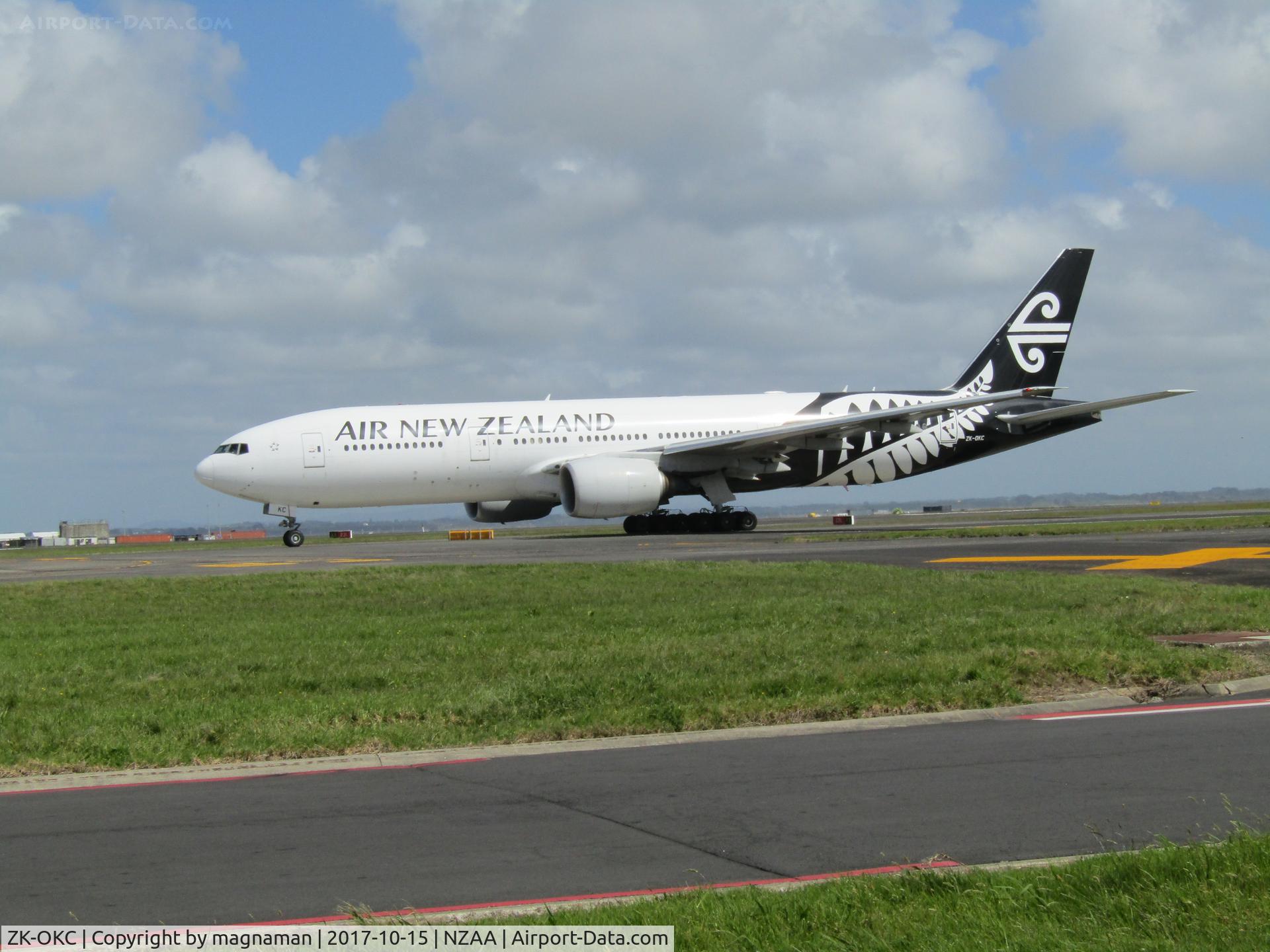 ZK-OKC, 2006 Boeing 777-219/ER C/N 34377, leaving AKL