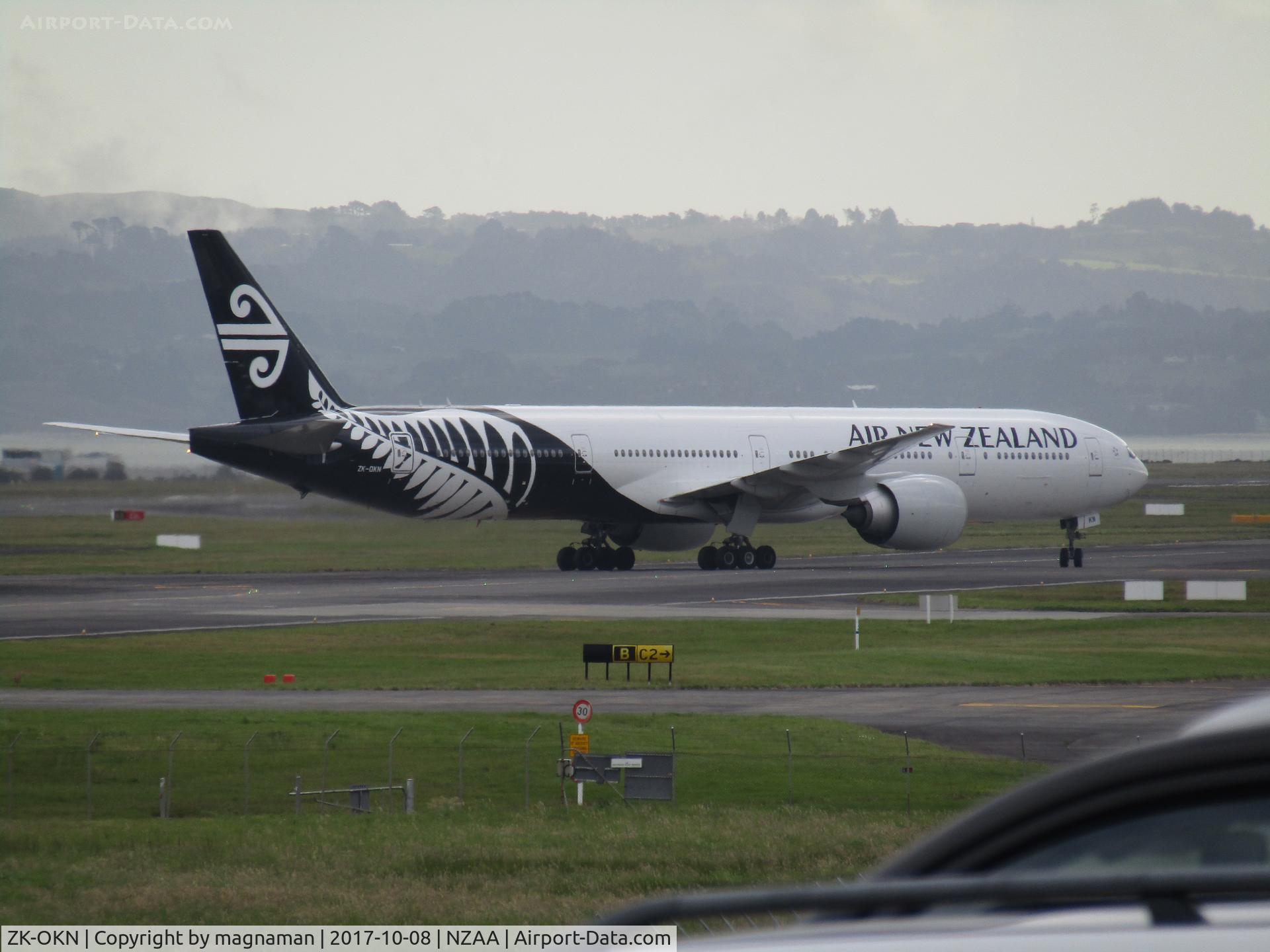 ZK-OKN, 2010 Boeing 777-306/ER C/N 38406, about to leave