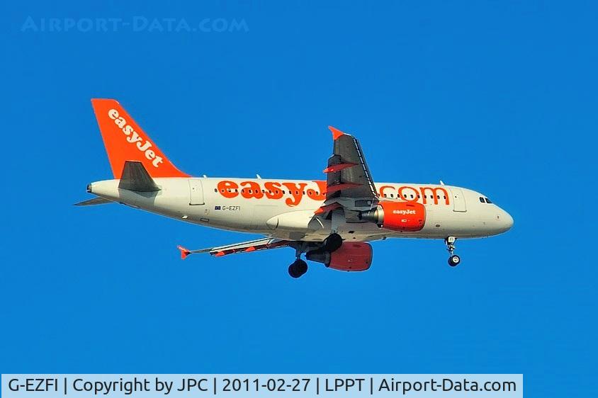 G-EZFI, 2009 Airbus A319-111 C/N 3888, Final approach