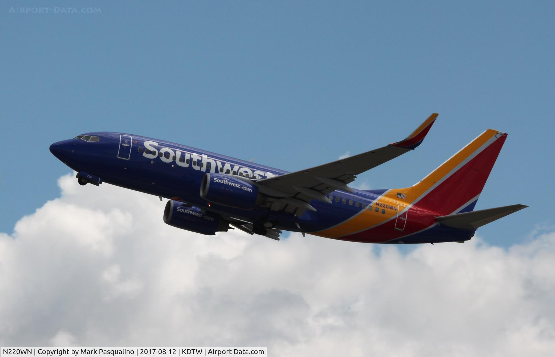 N220WN, 2005 Boeing 737-7H4 C/N 32491, Boeing 737-700