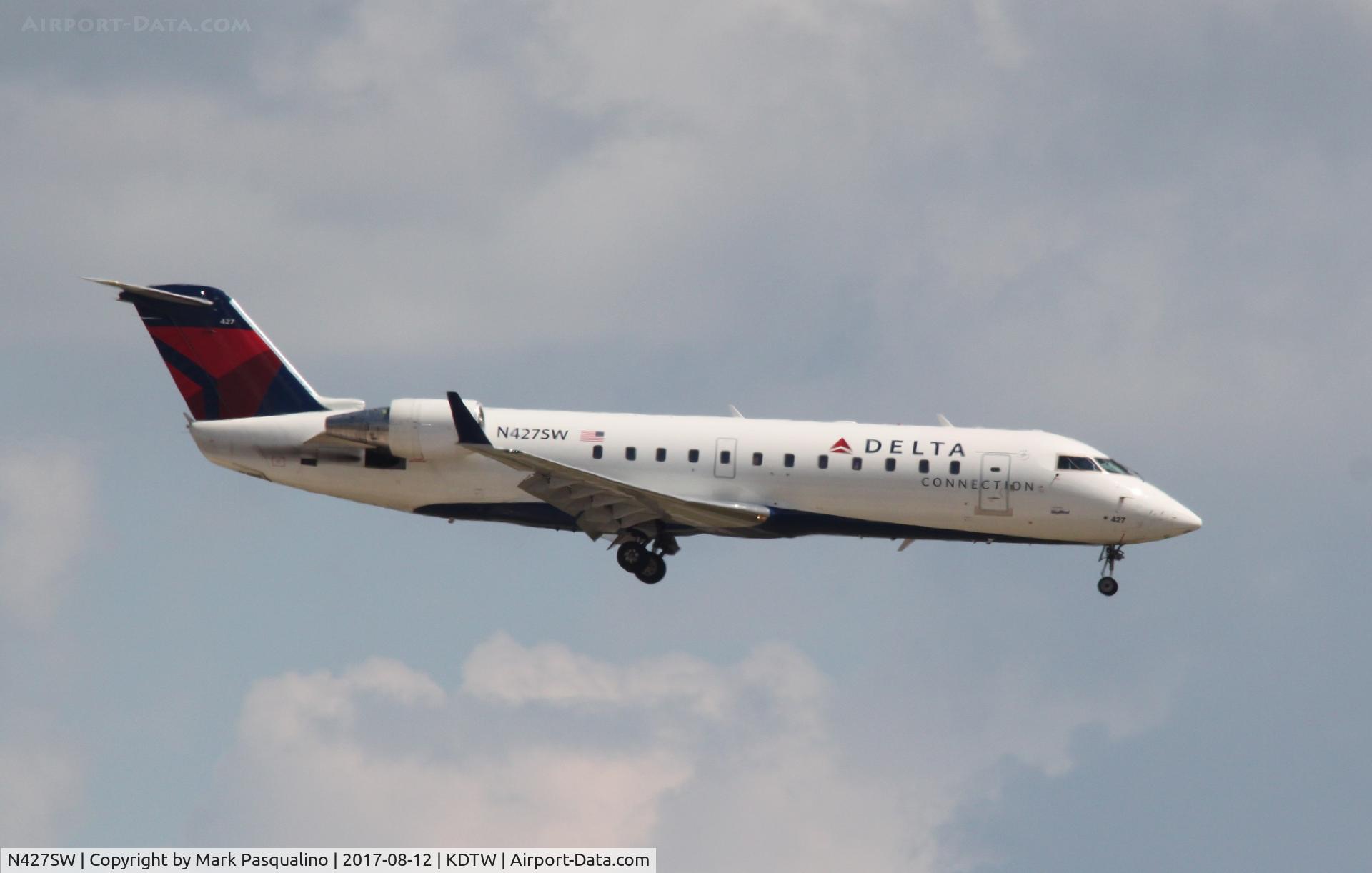 N427SW, 2001 Bombardier CRJ-200LR (CL-600-2B19) C/N 7497, CL-600-2B19