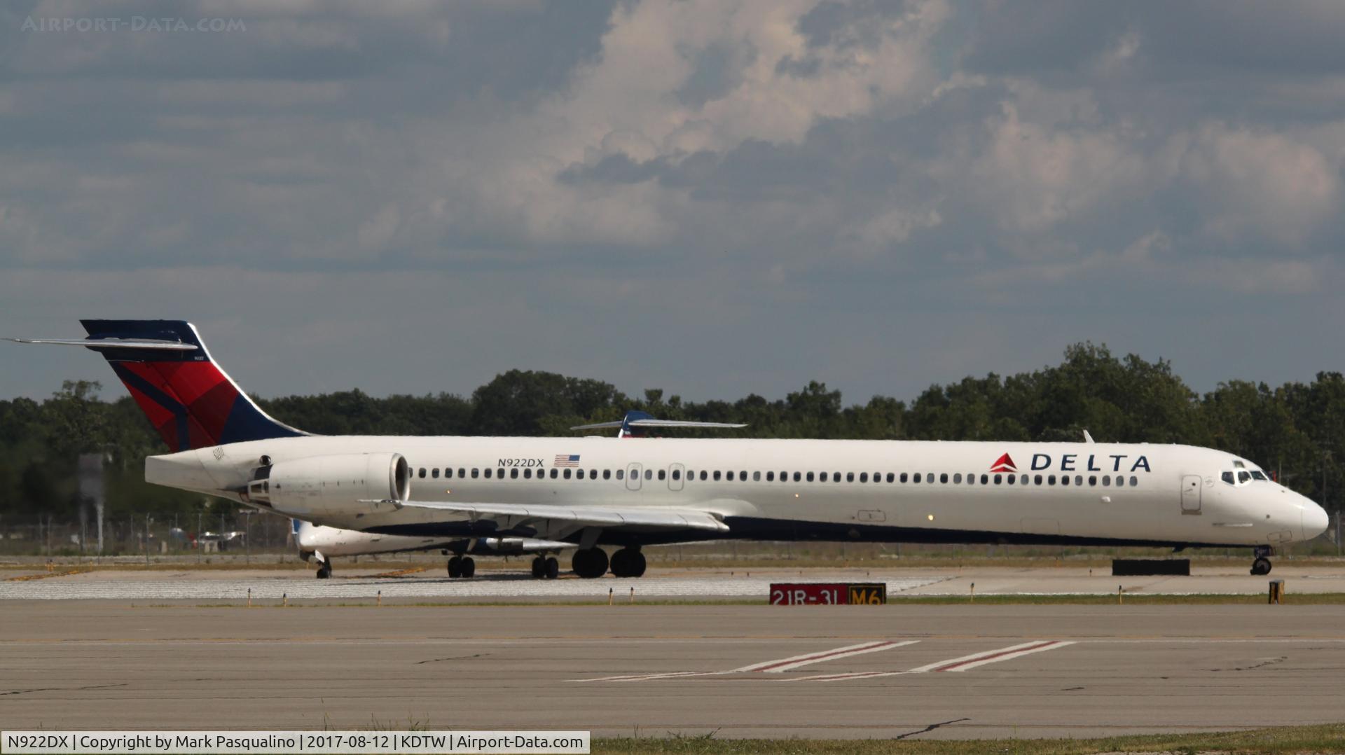 N922DX, 1997 McDonnell Douglas MD-90-30 C/N 53584, MD-90-30