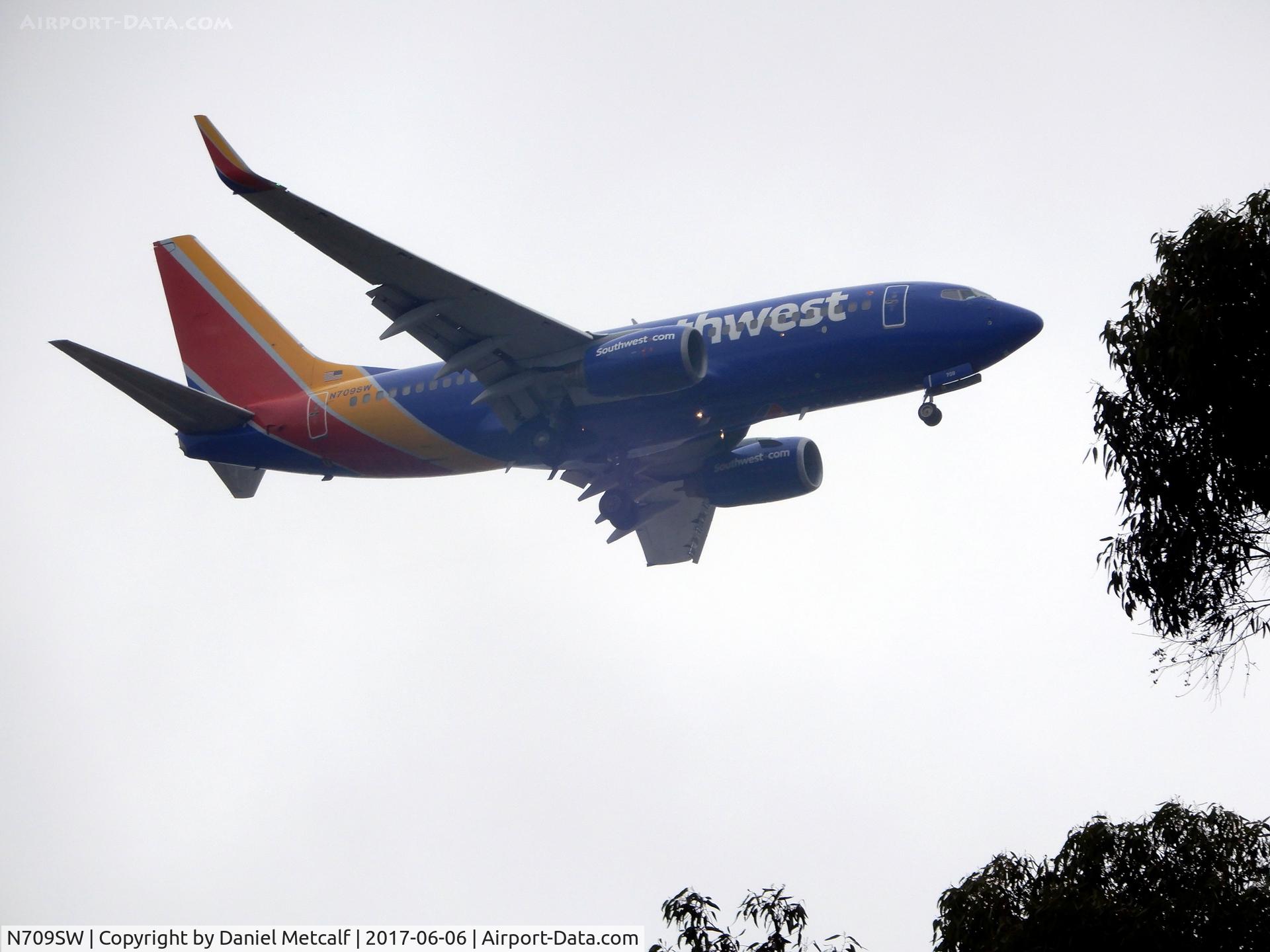 N709SW, 1998 Boeing 737-7H4 C/N 27843, In Route to San Diego