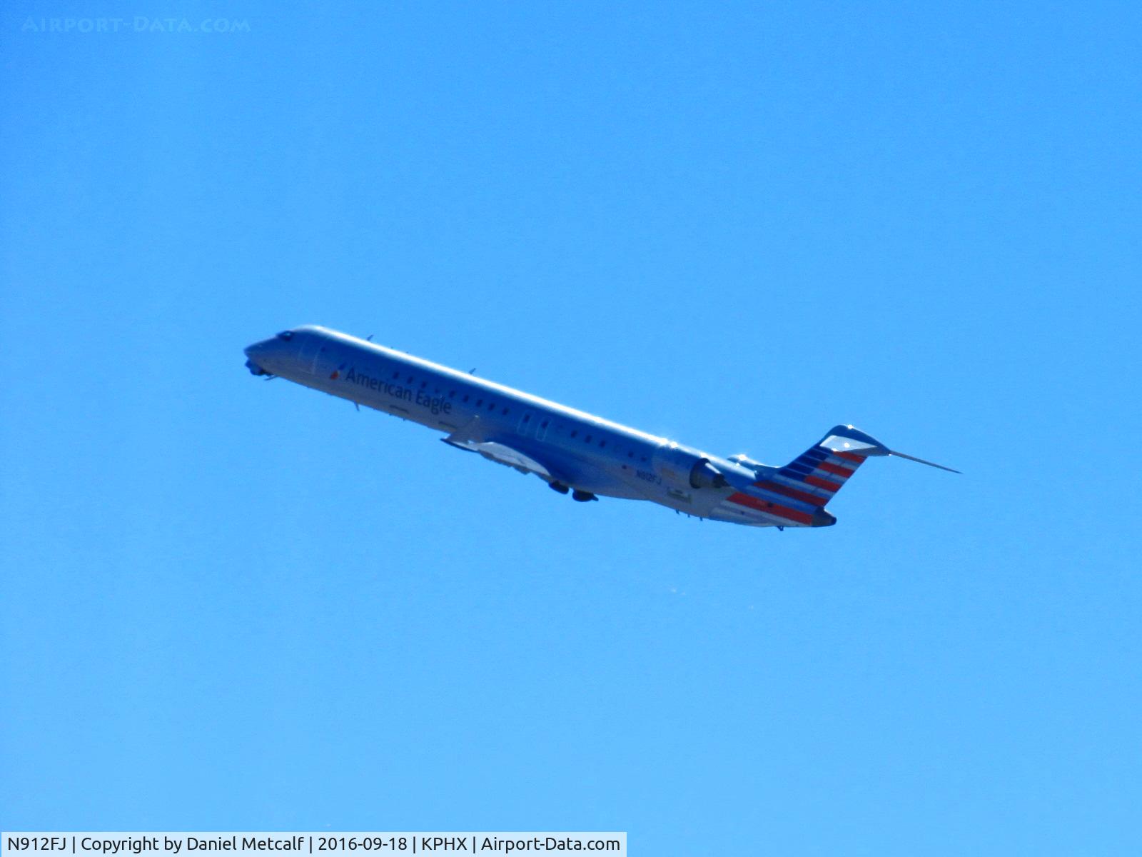 N912FJ, 2004 Bombardier CRJ-900ER (CL-600-2D24) C/N 15012, Taking off from PHX