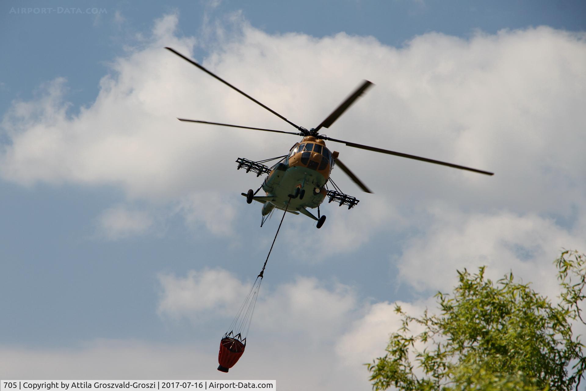 705, 1987 Mil Mi-17N C/N 104M05, Purchase of fire water with Bambi-bucket. In the Öskü airspace, Hungary