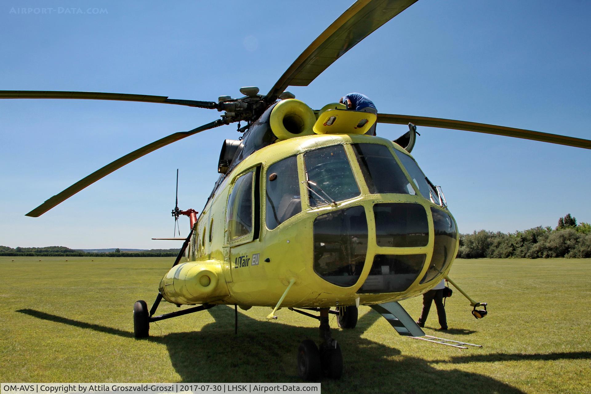 OM-AVS, Mil Mi-8T Hip C/N 98839307, Siófok-Kiliti Airport, Hungary - Parachute day