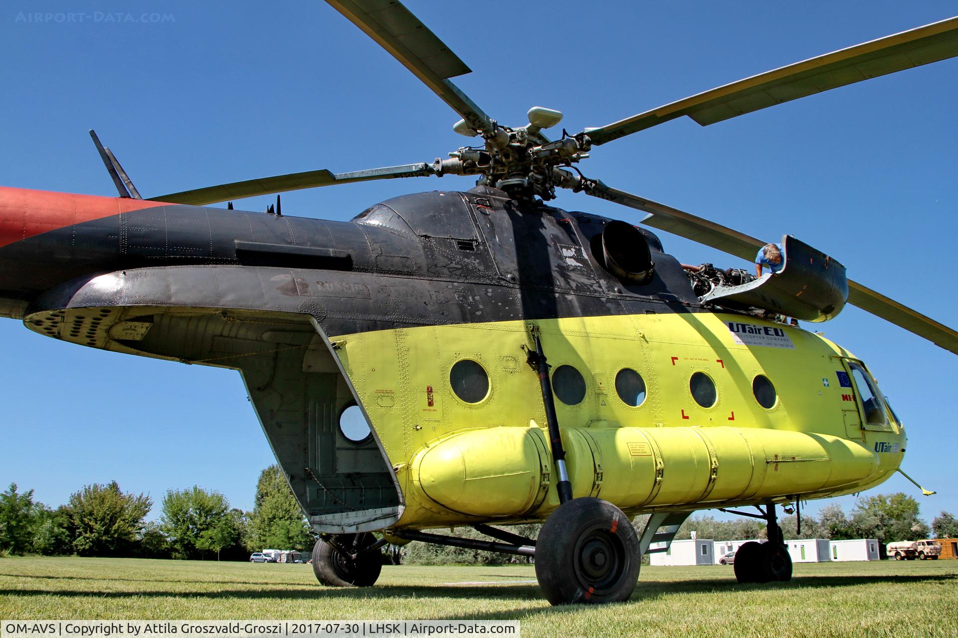 OM-AVS, Mil Mi-8T Hip C/N 98839307, Siófok-Kiliti Airport, Hungary - Parachute day
