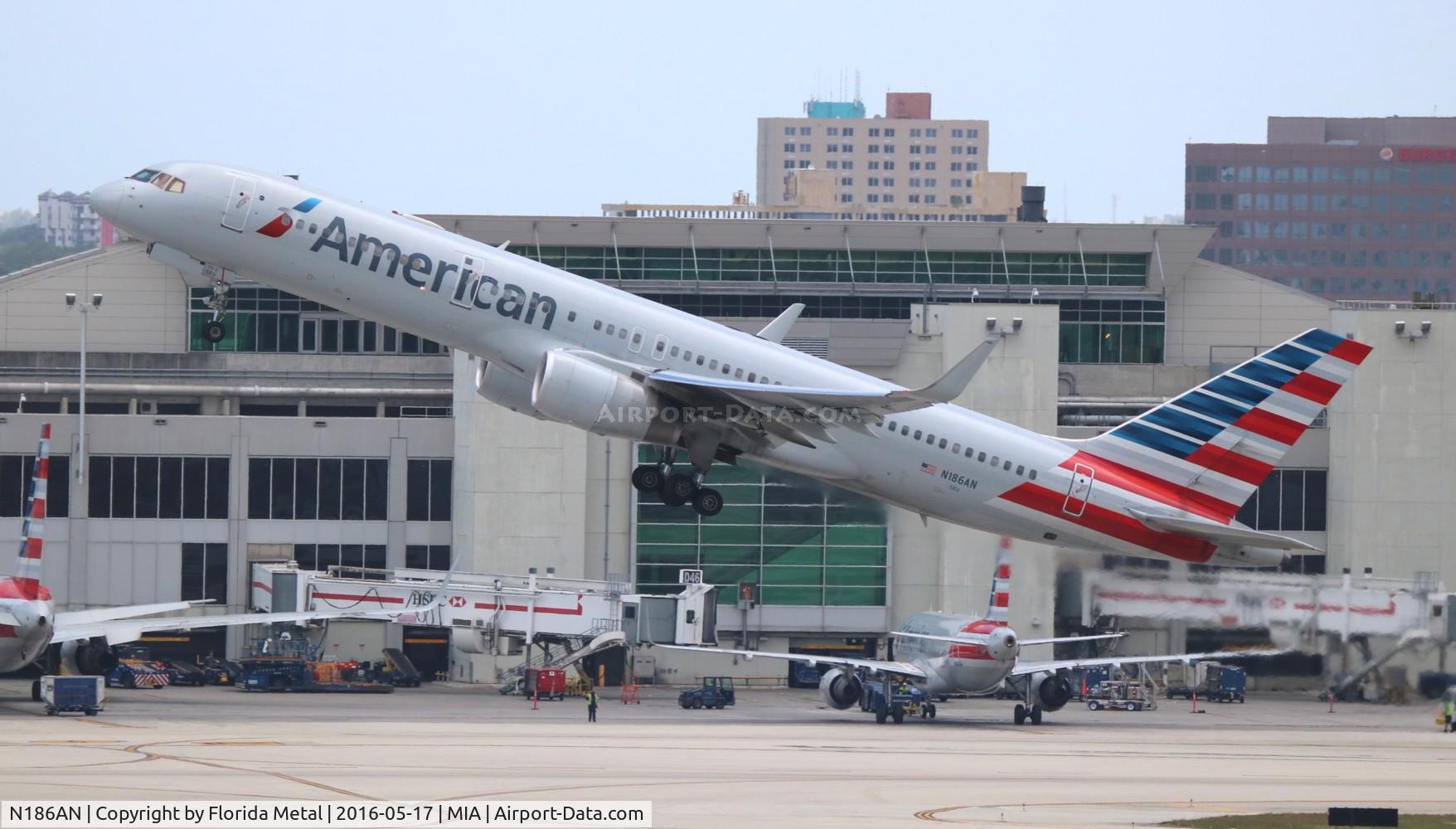 N186AN, 2001 Boeing 757-223 C/N 32380, American