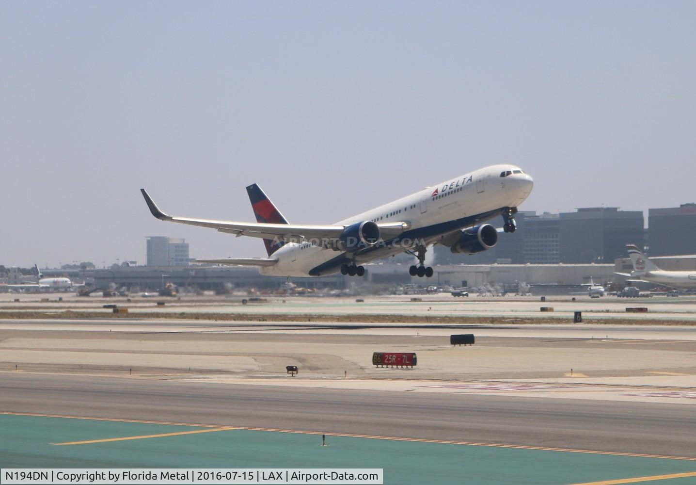 N194DN, 1997 Boeing 767-332 C/N 28451, Delta