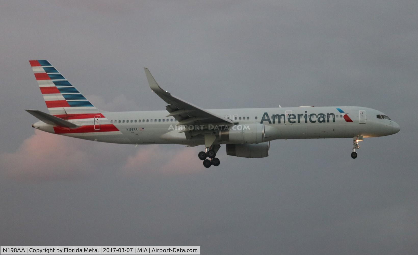 N198AA, 2001 Boeing 757-223 C/N 32392, American