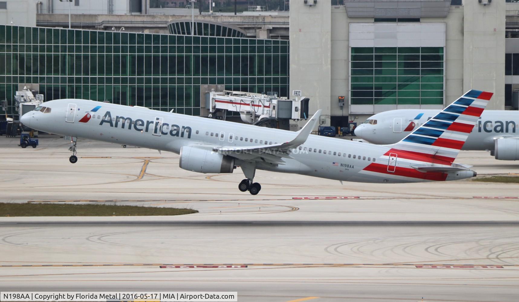 N198AA, 2001 Boeing 757-223 C/N 32392, American