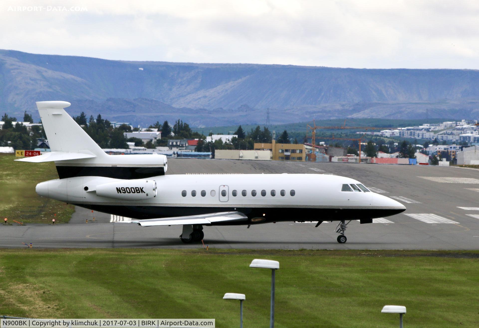 N900BK, 2000 Dassault Falcon 900 C/N 187, Ready for takeoff