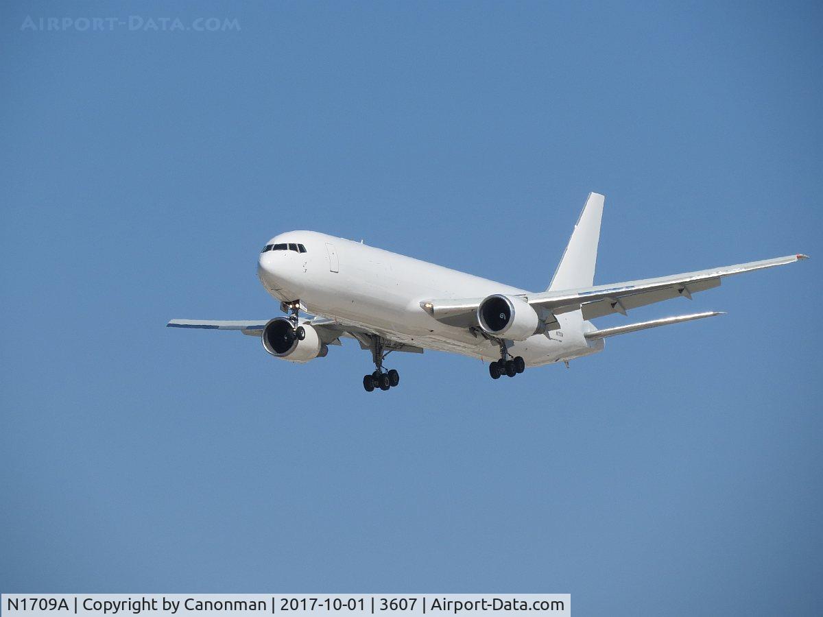 N1709A, 1988 Boeing 767-375 C/N 24086, Landing