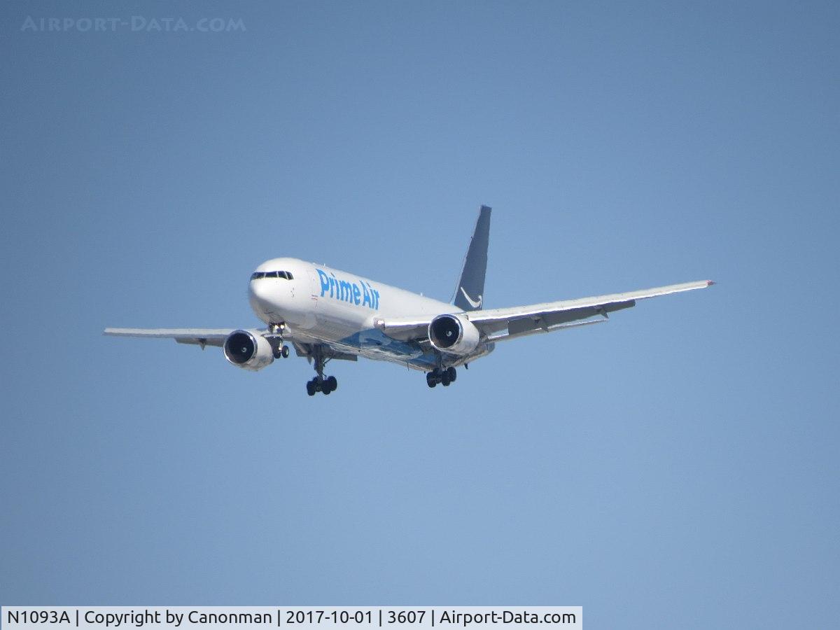 N1093A, 1999 Boeing 767-36N/ER C/N 30111, Landing