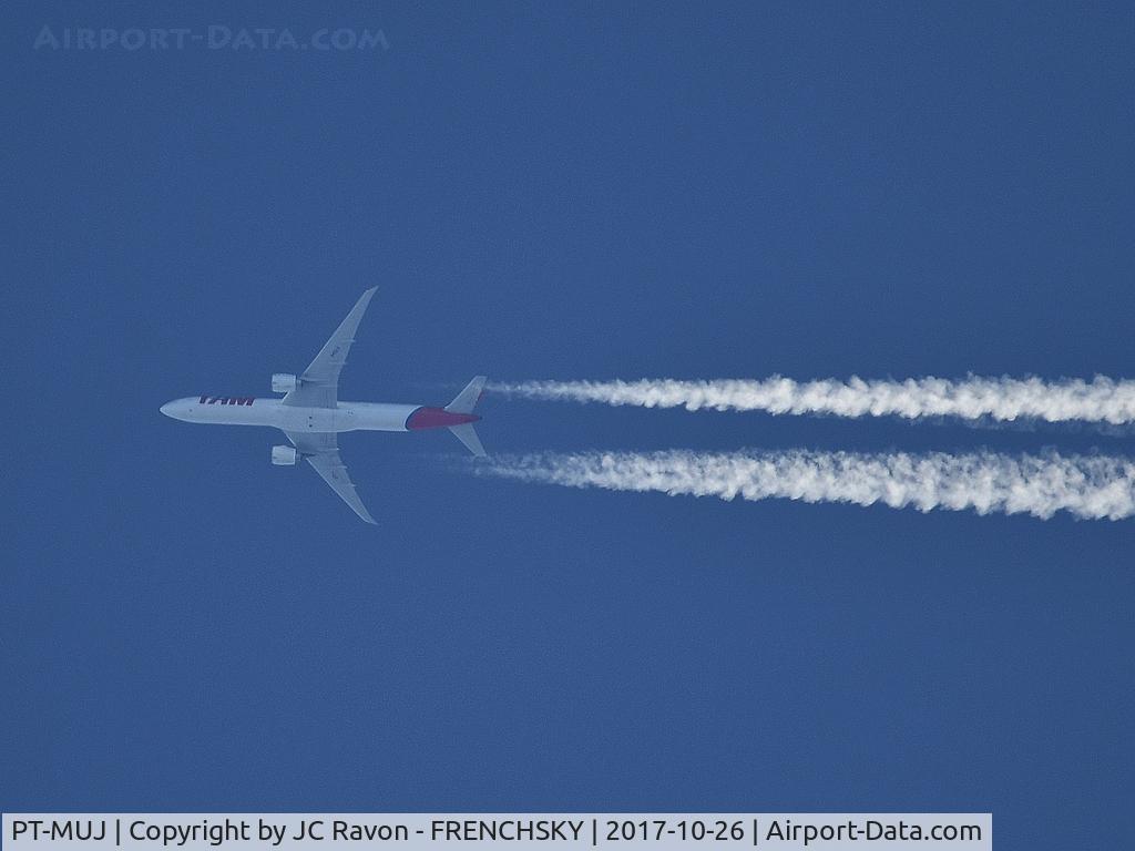 PT-MUJ, 2013 Boeing 777-32W/ER C/N 40588, TAM8070 SAO PAULO to FRANKFURT, overflying Bordeaux city, flight level 360