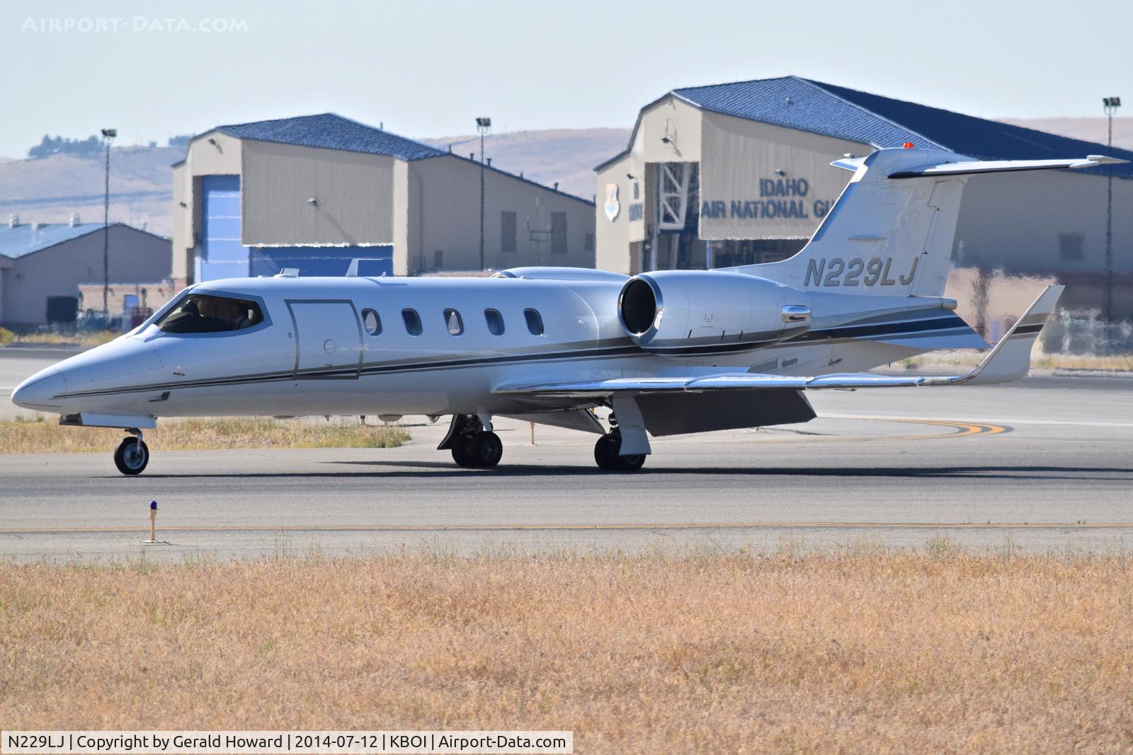 N229LJ, 2001 Learjet Inc 31A C/N 229, Turning off RWY 10R.