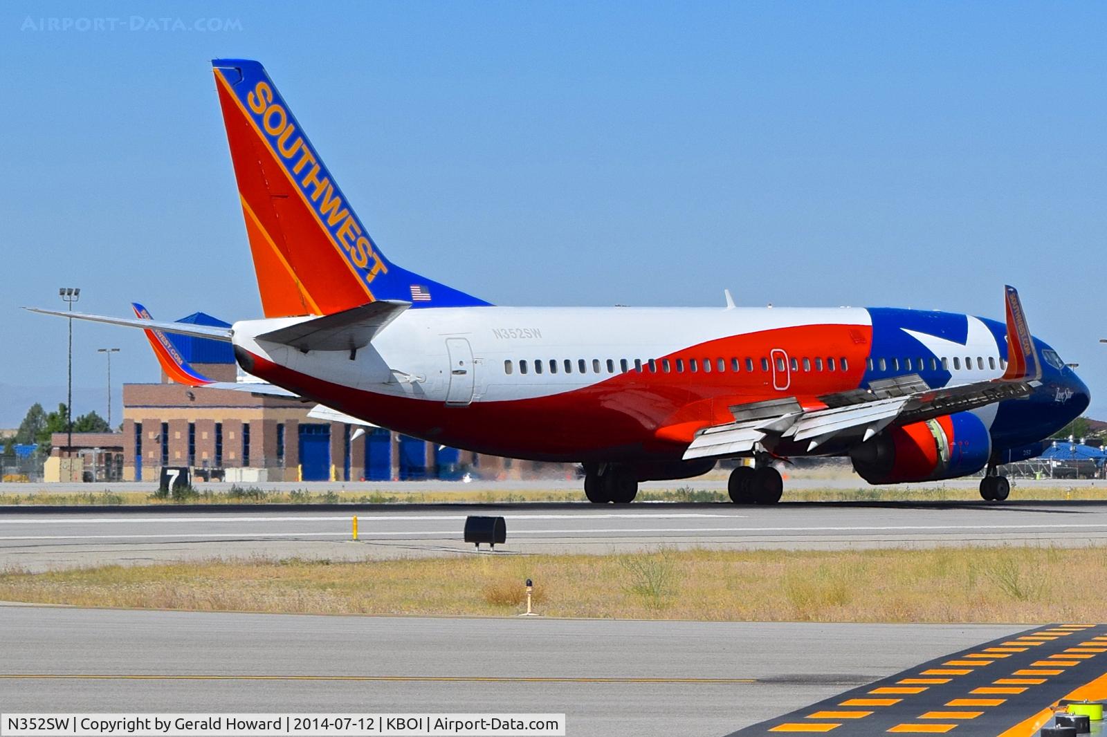 N352SW, 1990 Boeing 737-3H4 C/N 24888, Landing roll out on RWY 28L.