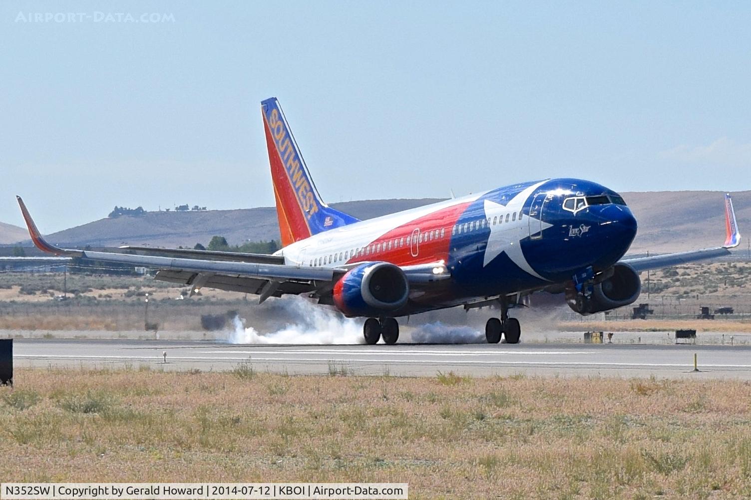 N352SW, 1990 Boeing 737-3H4 C/N 24888, Touch down on RWY 28L.