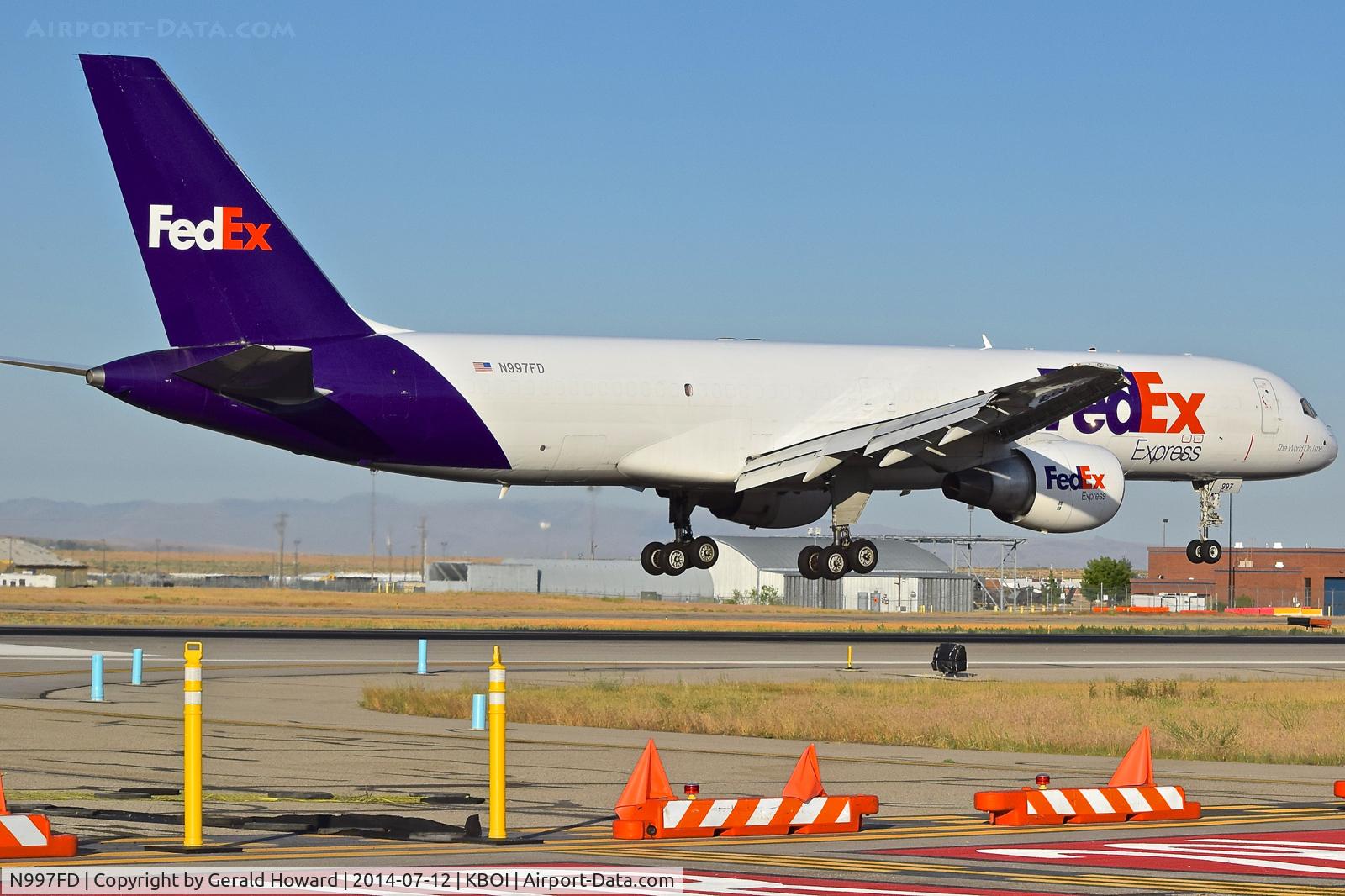 N997FD, 1990 Boeing 757-230/SF C/N 24738, Landing RWY 28L.