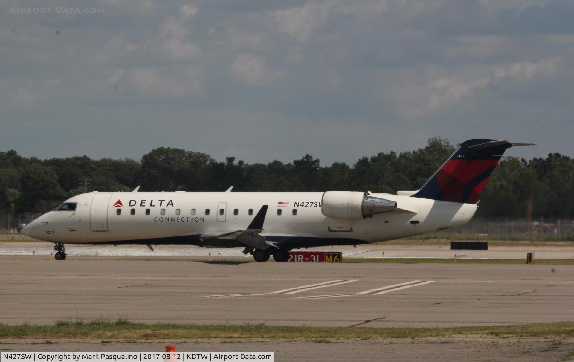 N427SW, 2001 Bombardier CRJ-200LR (CL-600-2B19) C/N 7497, CL-600-2B19