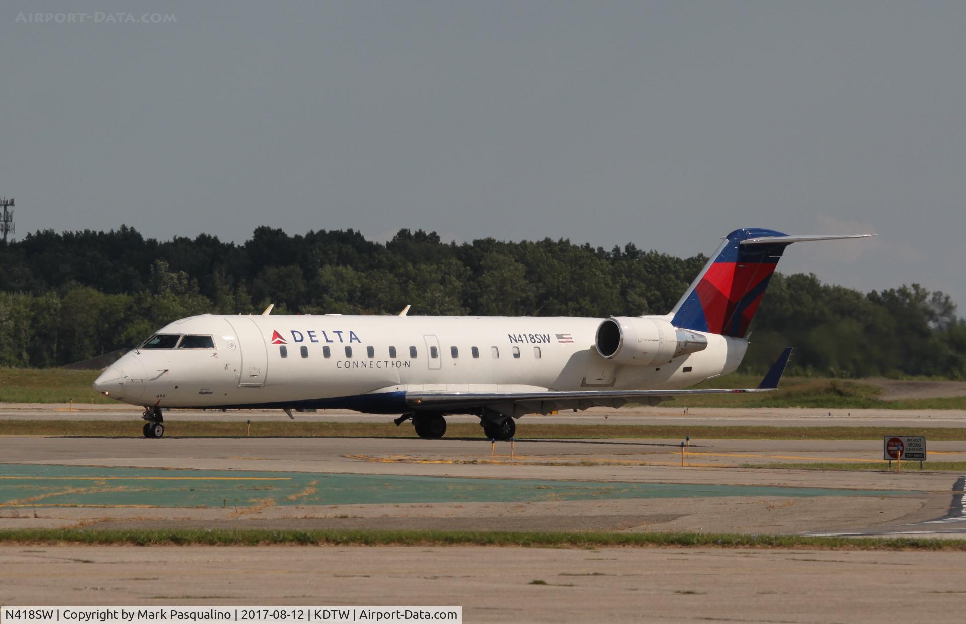 N418SW, 2000 Bombardier CRJ-200LR (CL-600-2B19) C/N 7446, CL-600-2B19