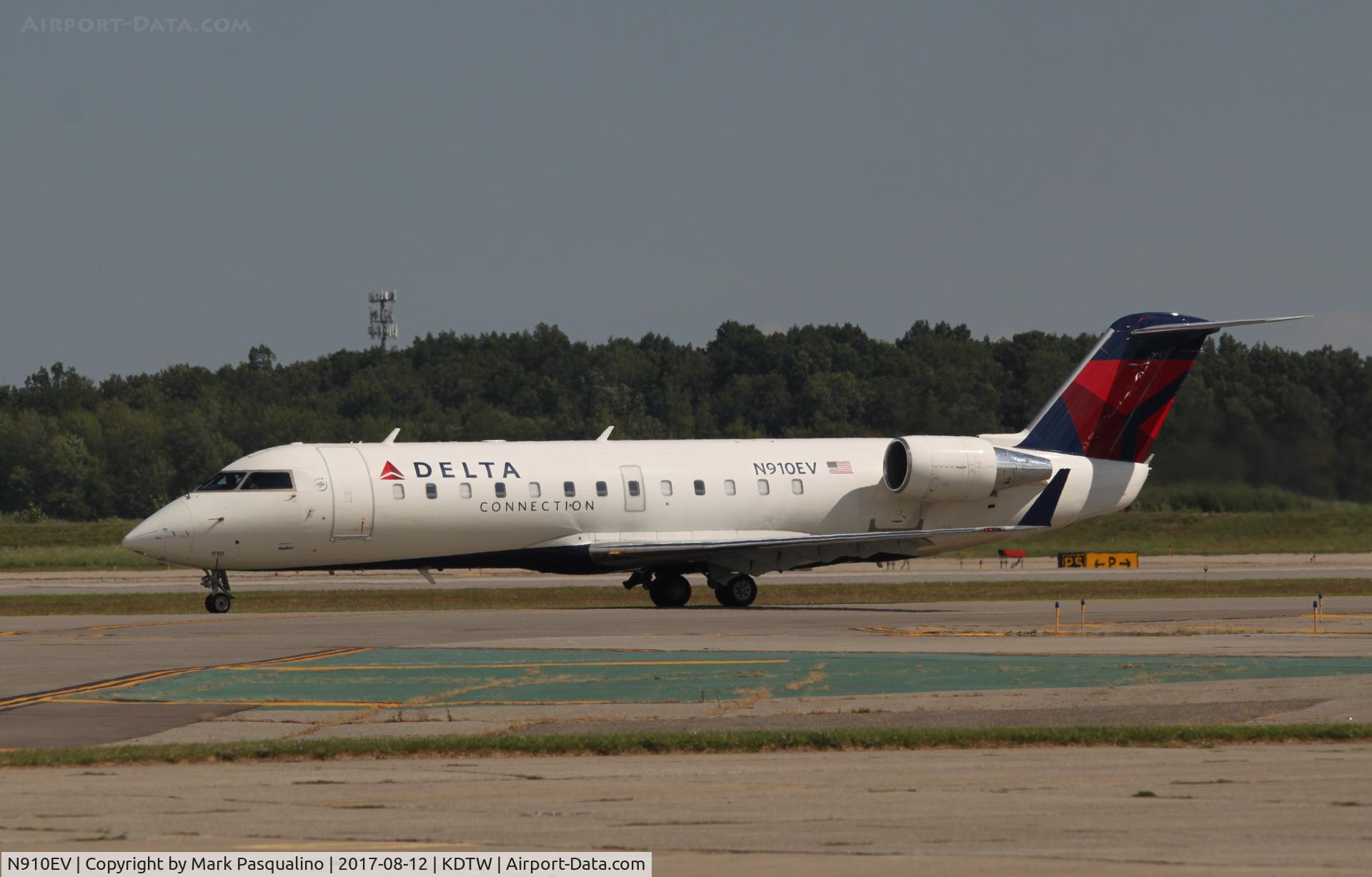 N910EV, 2002 Bombardier CRJ-200ER (CL-600-2B19) C/N 7727, CL-600-2B19