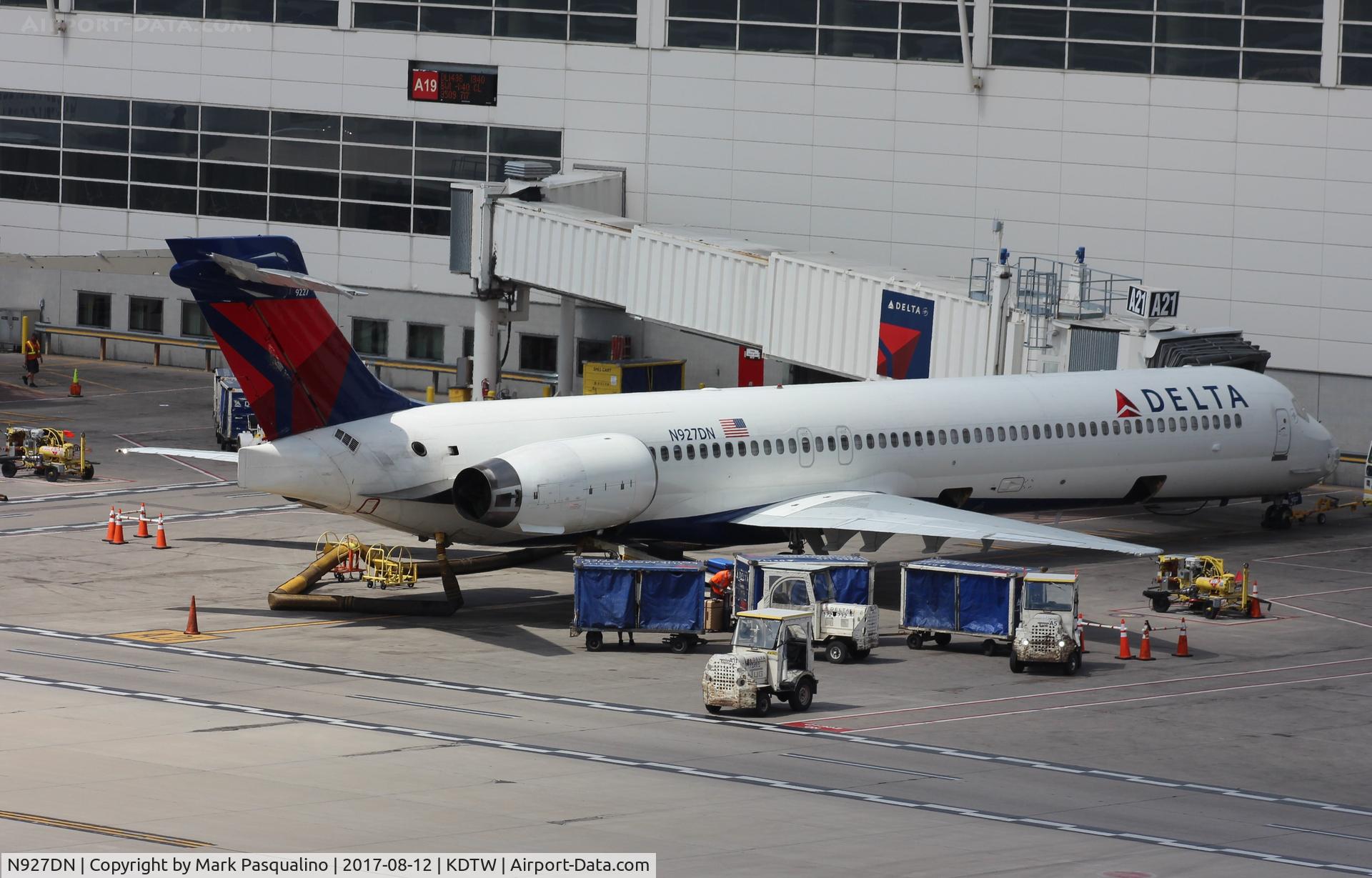 N927DN, 1999 McDonnell Douglas MD-90-30 C/N 53589, MD-90-30