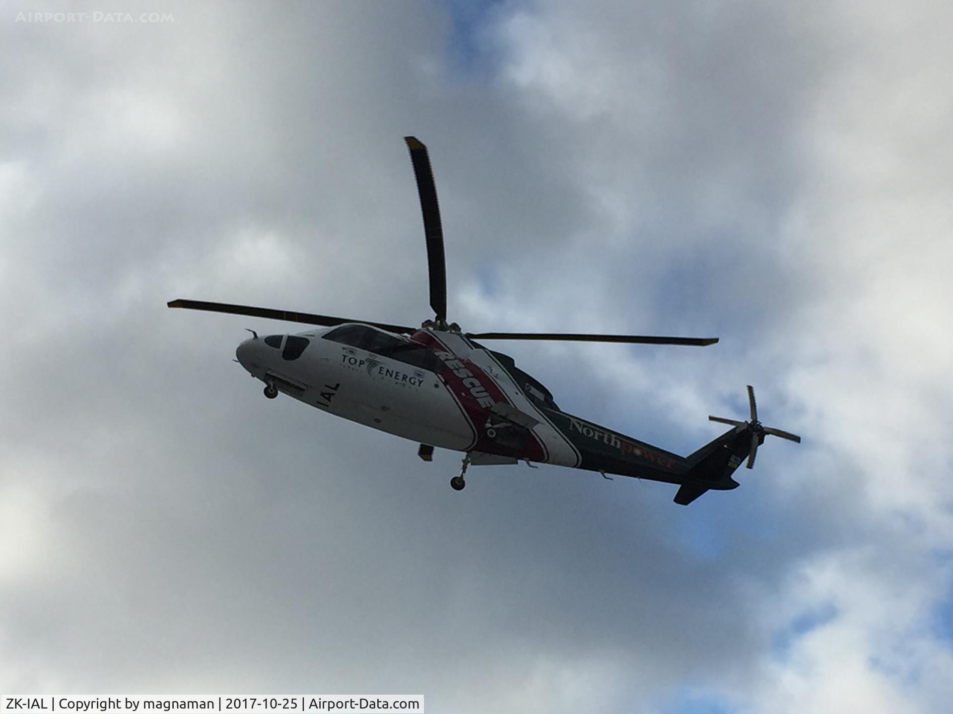 ZK-IAL, 1999 Sikorsky S-76A C/N 760133, landing at auckland hospital - on top of car park b