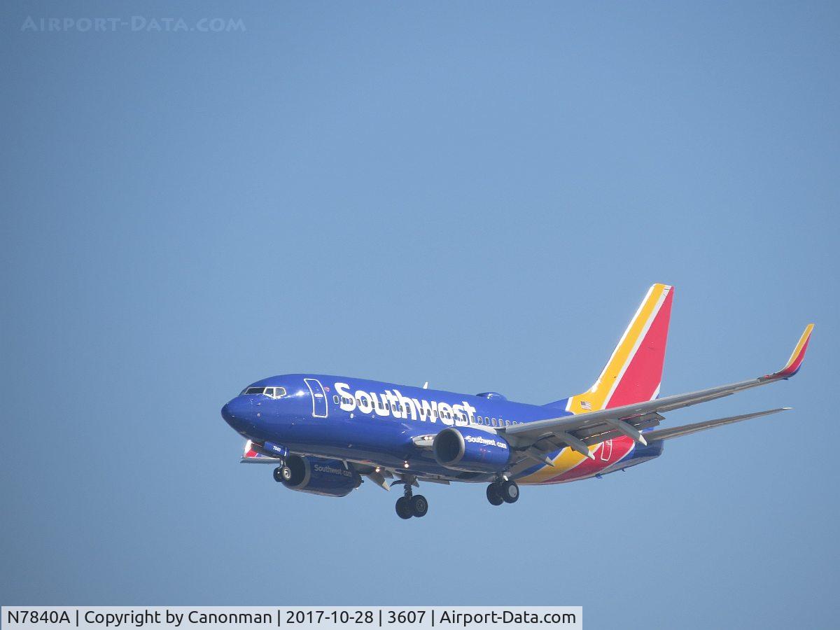 N7840A, 2000 Boeing 737-73V C/N 30236, Landing