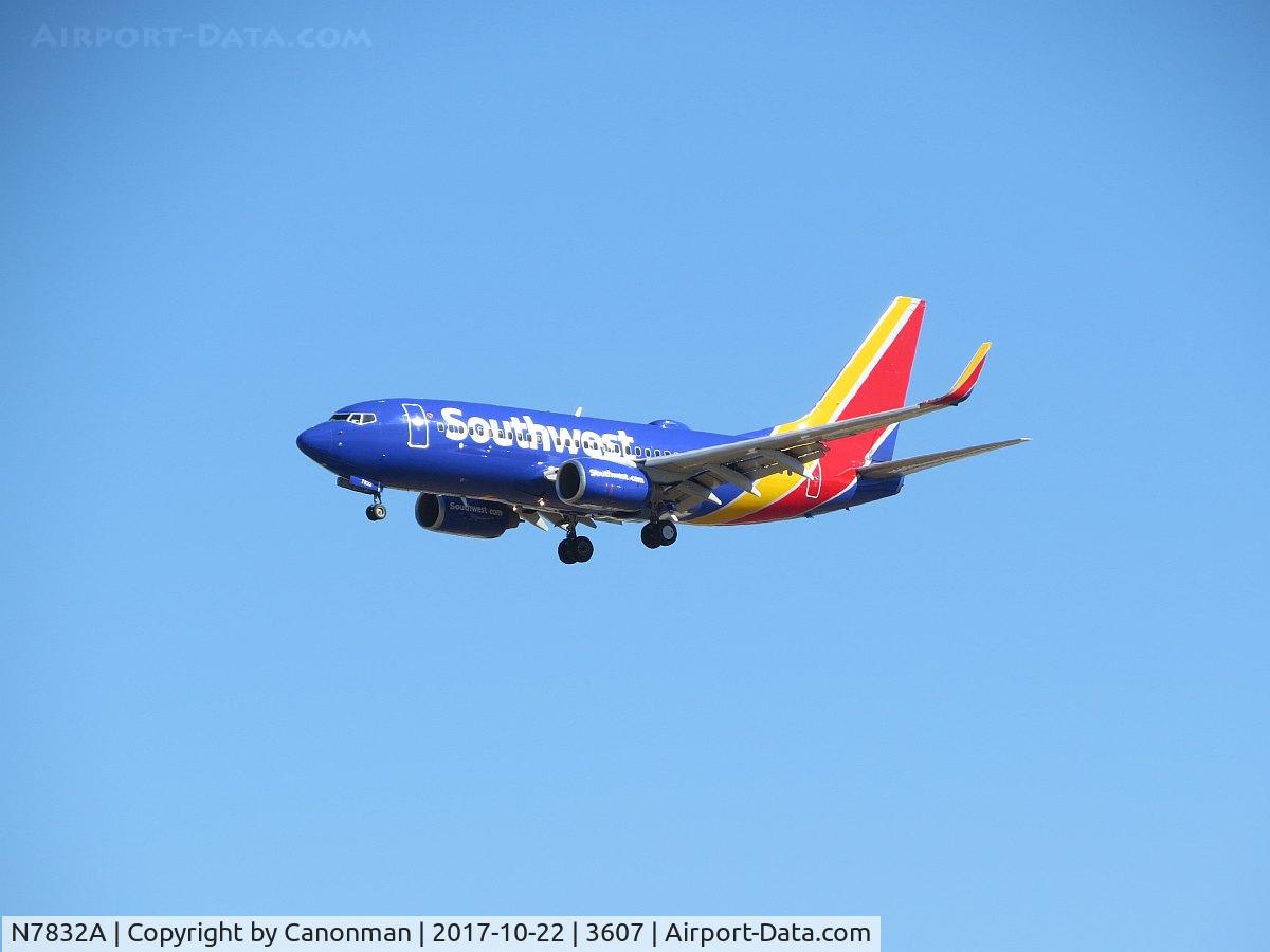 N7832A, 2003 Boeing 737-79P C/N 30657, Landing
